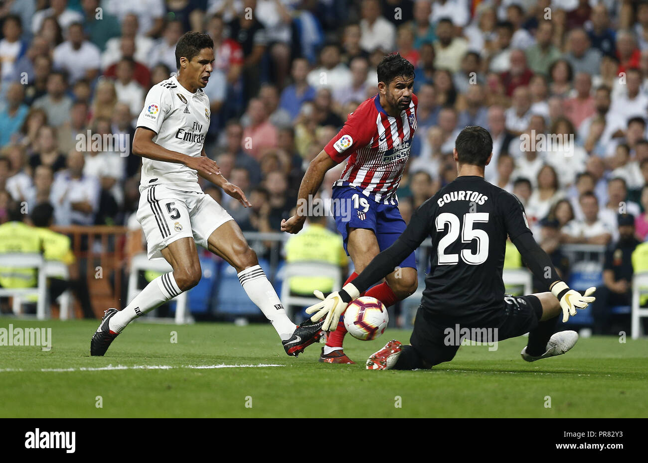 Madrid, Madrid, Spanien. 29 Sep, 2018. Tibout Courtois (Real Madrid) speichert das Ziel während der Liga Match zwischen Real Madrid und Club Atlético de Madrid Estadio Santiago BernabÃƒ © u in Madrid, Spanien. Credit: Manu Reino/SOPA Images/ZUMA Draht/Alamy leben Nachrichten Stockfoto