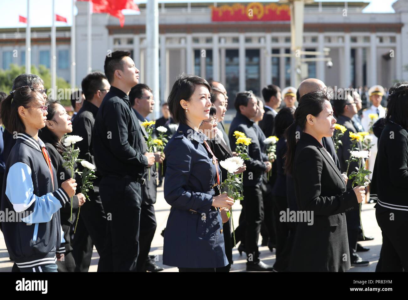 Peking, China. 30 Sep, 2018. Eine Zeremonie Tribut zu bezahlen, Blumenkörbe, das Denkmal für die Helden des Volkes auf dem Tian'anmen-Platz in Peking, der Hauptstadt von China, Sept. 30, 2018, anlässlich der Märtyrer" Tag statt. Credit: Ju Peng-/Xinhua/Alamy leben Nachrichten Stockfoto