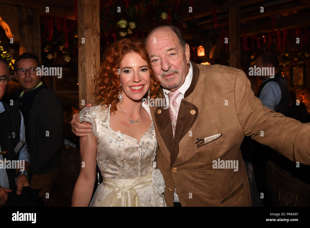 München, Bayern. 29 Sep, 2018. Der Komponist Ralph Siegel und seiner Frau Laura stehen in der Käfer Zelt auf dem Oktoberfest. Das größte Volksfest der Welt dauert vom 22.09. bis 07.10.2018. Credit: Felix Hörhager/dpa/Alamy leben Nachrichten Stockfoto