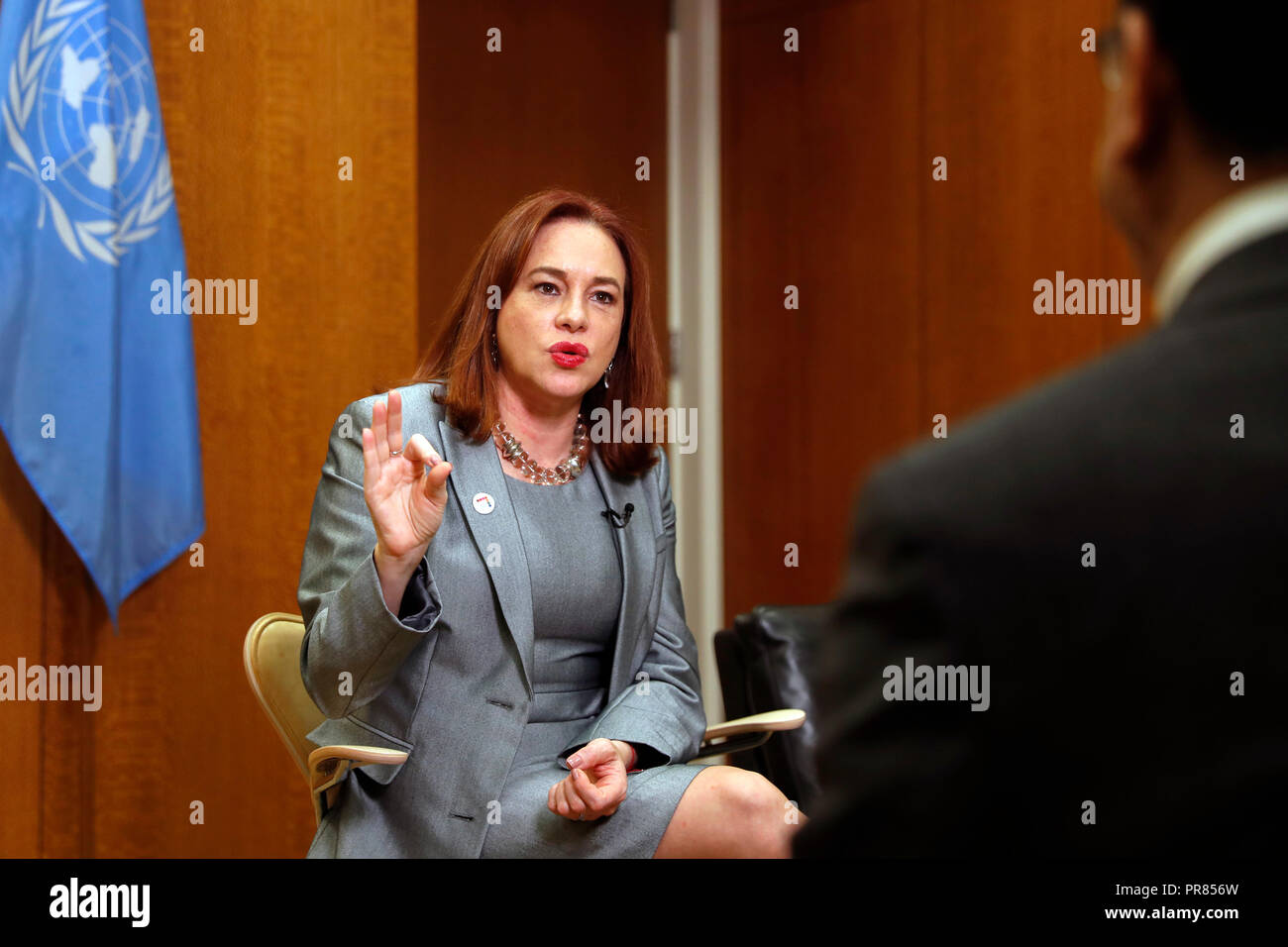 Vereinten Nationen. 27 Sep, 2018. Generalversammlung der Vereinten Nationen (UN) Präsident Maria Fernanda Espinosa Garces spricht bei einem exklusiven Interview mit der Nachrichtenagentur Xinhua im UN-Hauptquartier in New York, Sept. 27, 2018. Maria Fernanda Espinosa Garces hat Chinas Rolle in global governance gelobt und einen starken Willen, den Multilateralismus zu verteidigen und auf Regeln basierende Weltordnung angezeigt. Credit: Li Muzi/Xinhua/Alamy leben Nachrichten Stockfoto