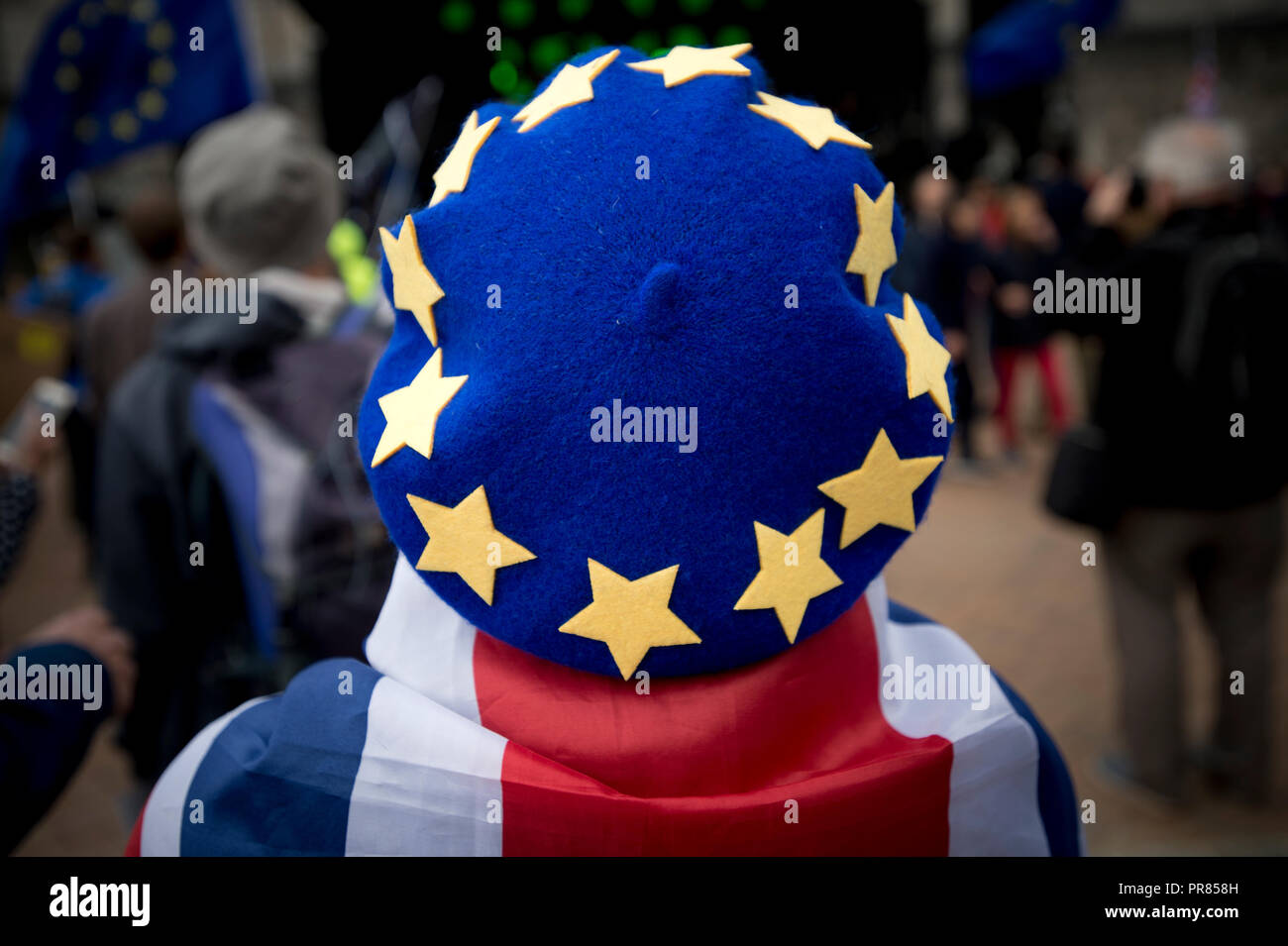 Birmingham, Großbritannien. 30. September 2018. Ein Teilnehmer trägt ein Barett Hut auf der Flagge der Europäischen Union auf eine anti-Brexit Rallye in Birmingham Victoria Square, in der Nähe vom Parteitag der Konservativen Partei in Birmingham. © Russell Hart/Alamy Leben Nachrichten. Stockfoto