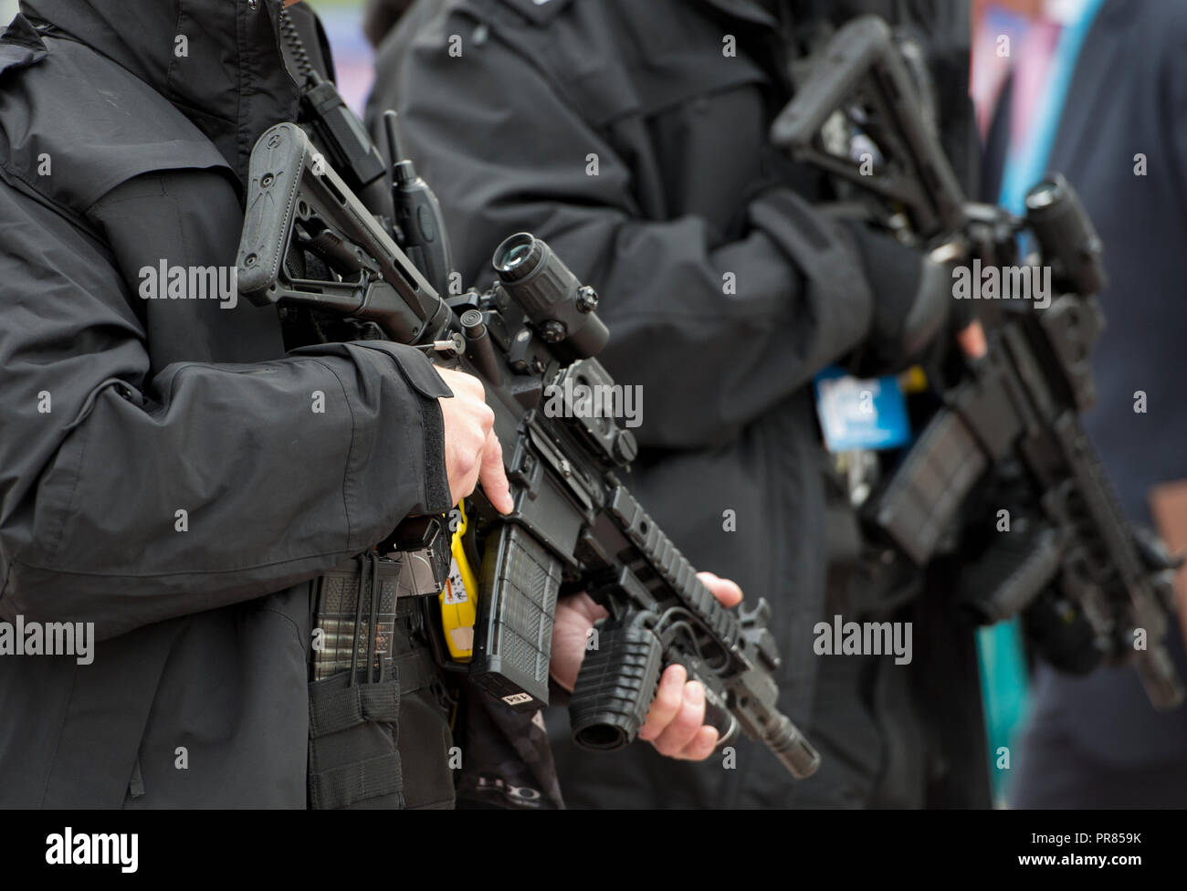 Birmingham, Großbritannien. 30. September 2018. Bewaffnete Polizei Holding halbautomatische Gewehre in der Nähe der Einfahrt zum Parteitag der Konservativen Partei in Birmingham. © Russell Hart/Alamy Leben Nachrichten. Stockfoto