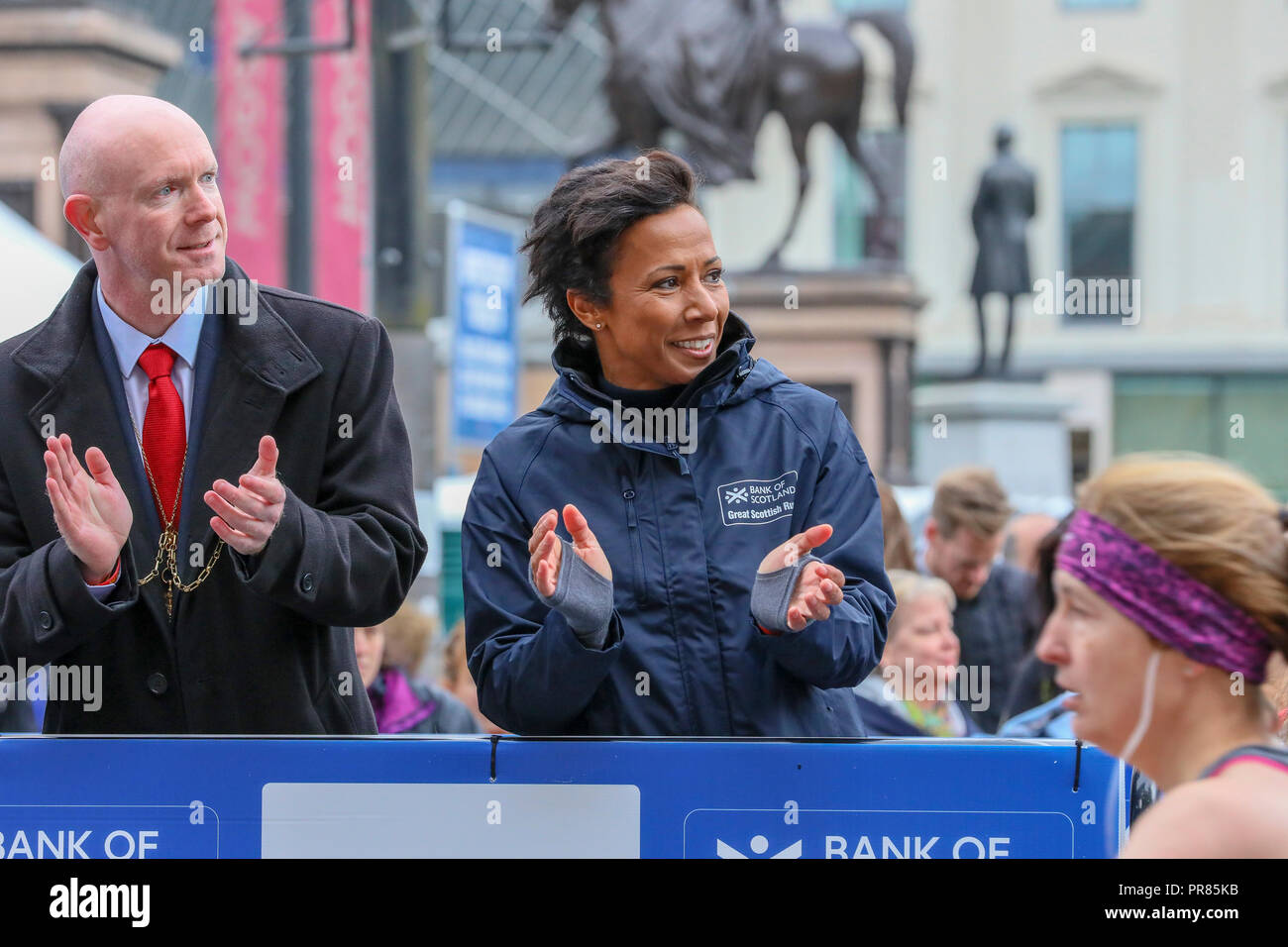 Glasgow, UK. 30. September 2018. Tausende von Läufern stellte sich heraus an den jährlichen großen Schottischen laufen, laufen entweder 10 k oder Halbmarathon, durch das Stadtzentrum von Glasgow, über die Kingston Brücke über den Fluss Clyde und der Fertigung bei Glasgow Green. Die Läufer wurden von Colonel Dame Kelly Holmes, war dieser Jahre Botschafter für die Run Credit: Findlay/Alamy Leben Nachrichten jubelten Stockfoto