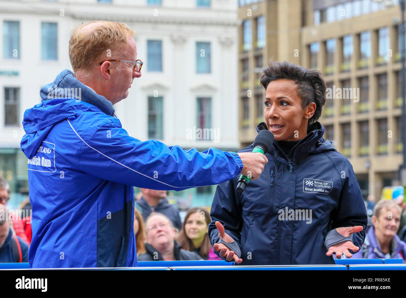 Glasgow, UK. 30. September 2018. Tausende von Läufern stellte sich heraus an den jährlichen großen Schottischen laufen, laufen entweder 10 k oder Halbmarathon, durch das Stadtzentrum von Glasgow, über die Kingston Brücke über den Fluss Clyde und der Fertigung bei Glasgow Green. Die Läufer wurden von Colonel Dame Kelly Holmes, war dieser Jahre Botschafter für die Run Credit: Findlay/Alamy Leben Nachrichten jubelten Stockfoto