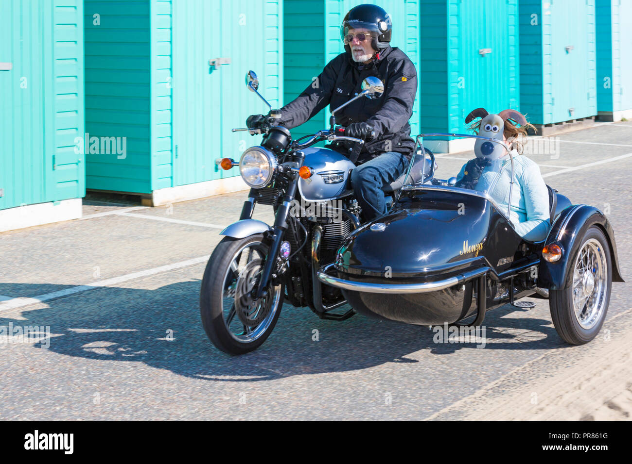 Bournemouth, Dorset UK. 30. September 2018. Bournemouth und Poole verehrte Herren der Ride ist eine jährliche Veranstaltung Geld und Bewußtsein für die Gesundheit von Männern zu erhöhen. Als Teil ihrer Fahrt, rund 500 Oldtimer Motorräder Fahrt entlang der Promenade an der Bournemouth Bournemouth Pier mit ihrer Reiter zu erfassen, angemessen gekleidet, im Retro-Stil Verhänger, schnurrbärte und tweeds. Credit: Carolyn Jenkins/Alamy leben Nachrichten Stockfoto