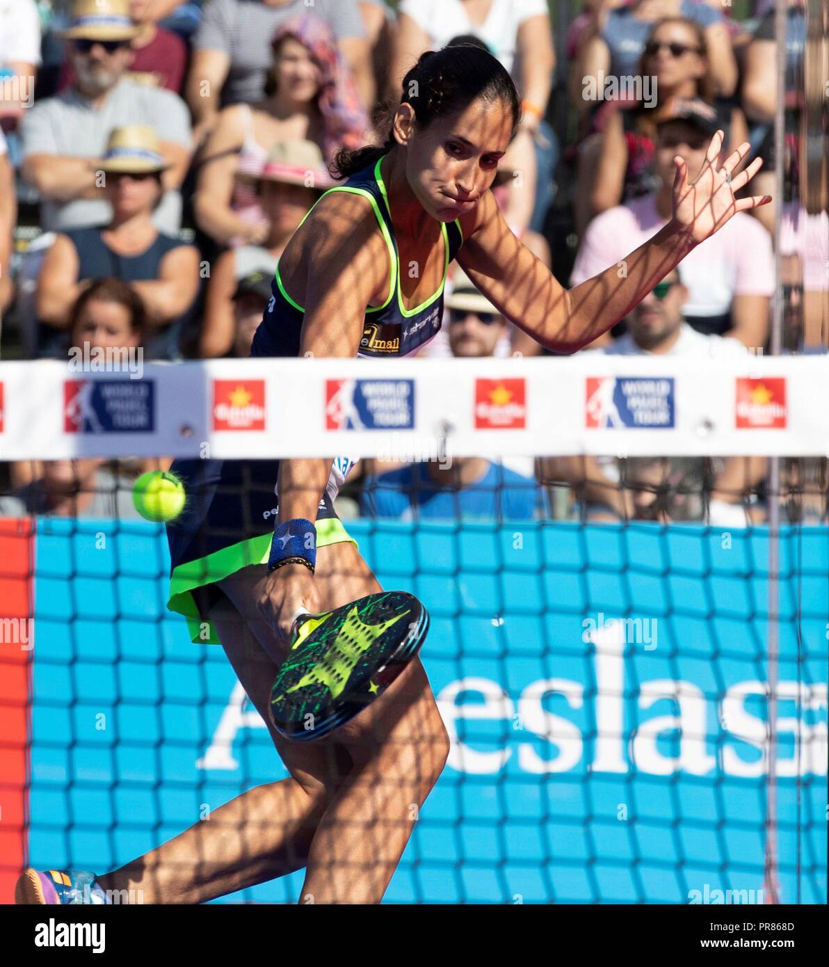 Madrid, Spanien. 30 Sep, 2018. Spanisch padel player Maria Jose Sanchez Alayeto liefert den Ball zu Marta Marrero und Alejandra Salazar während des Finales des Madrider WOpen der Welt Padel Tour in Pozuelo de Alarcon, Madrid, Spanien, 30. September 2018. EFE/Javier Lopez Hernandez Quelle: Nachrichtenagentur EFE/Alamy leben Nachrichten Stockfoto