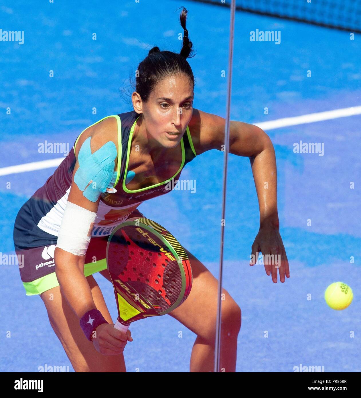 Madrid, Spanien. 30 Sep, 2018. Spanisch padel player Maria Pilar Sanchez Alayeto zielt darauf ab, den Ball zu Marta Marrero und Alejandra Salazar während des Finales des Madrider WOpen der Welt Padel Tour in Pozuelo de Alarcon, Madrid, Spanien, 30. September 2018 zurück. EFE/Javier Lopez Hernandez Quelle: Nachrichtenagentur EFE/Alamy leben Nachrichten Stockfoto