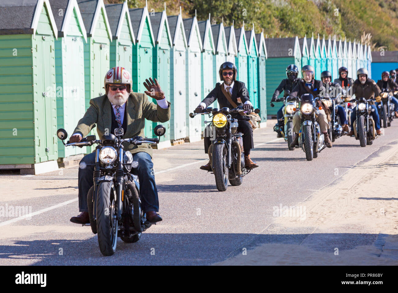 Bournemouth, Dorset UK. 30. September 2018. Bournemouth und Poole verehrte Herren der Ride ist eine jährliche Veranstaltung Geld und Bewußtsein für die Gesundheit von Männern zu erhöhen. Als Teil ihrer Fahrt, rund 500 Oldtimer Motorräder Fahrt entlang der Promenade an der Bournemouth Bournemouth Pier mit ihrer Reiter zu erfassen, angemessen gekleidet, im Retro-Stil Verhänger, schnurrbärte und tweeds. Credit: Carolyn Jenkins/Alamy leben Nachrichten Stockfoto