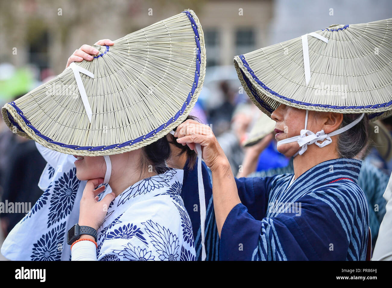 London, Großbritannien. 30. September 2018 Tänzer tragen traditionelle Kleidung vorbereiten Tänze aus der Awa Odori Dance Festival, dem größten Dance Festival in Japan. Die 10. jährliche Japan Matsuri findet in Trafalgar Square, bringen einen Geschmack der japanischen Kultur in die Hauptstadt. Credit: Stephen Chung/Alamy leben Nachrichten Stockfoto