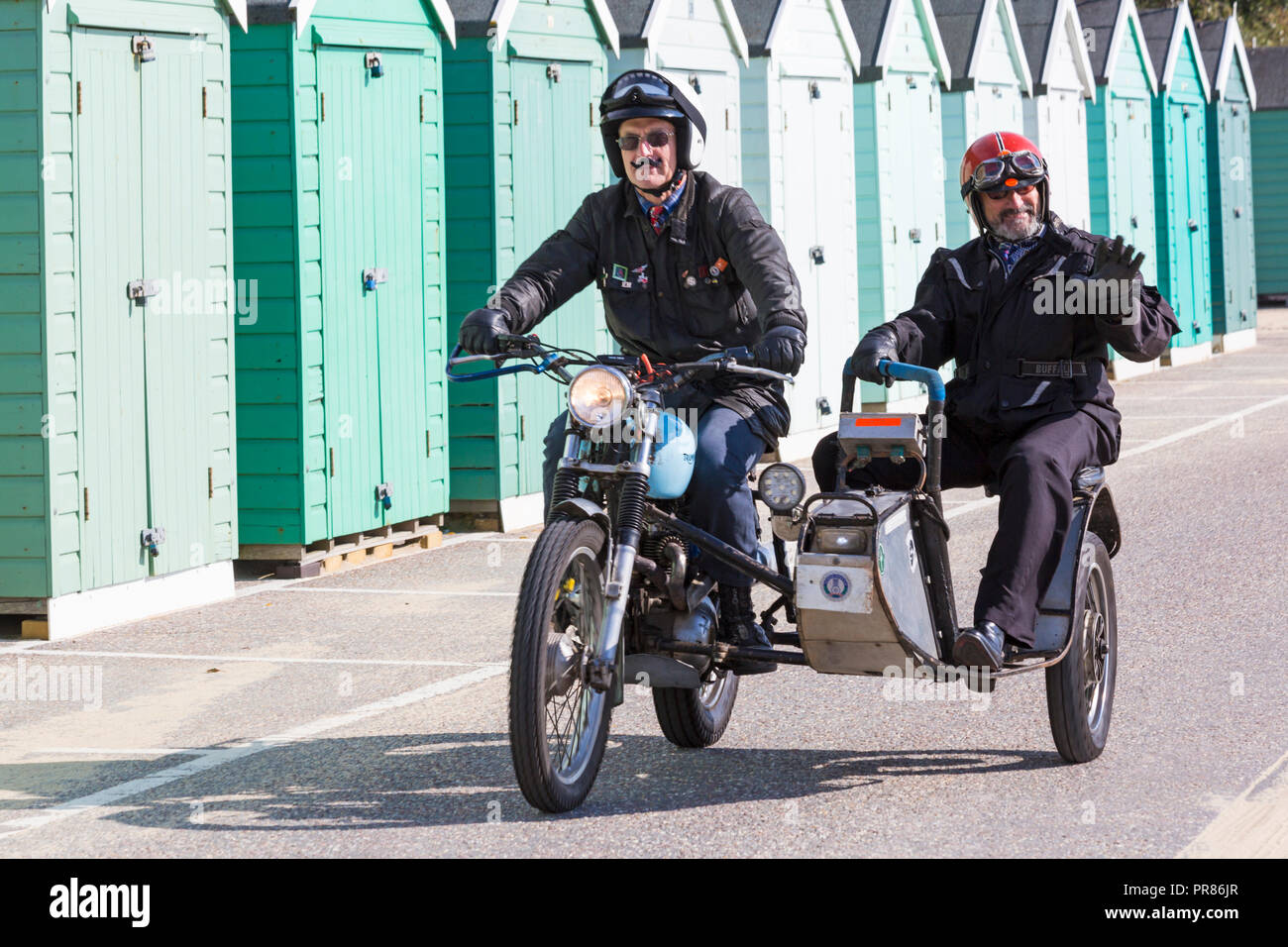 Bournemouth, Dorset UK. 30. September 2018. Bournemouth und Poole verehrte Herren der Ride ist eine jährliche Veranstaltung Geld und Bewußtsein für die Gesundheit von Männern zu erhöhen. Als Teil ihrer Fahrt, rund 500 Oldtimer Motorräder Fahrt entlang der Promenade an der Bournemouth Bournemouth Pier mit ihrer Reiter zu erfassen, angemessen gekleidet, im Retro-Stil Verhänger, schnurrbärte und tweeds. Credit: Carolyn Jenkins/Alamy leben Nachrichten Stockfoto