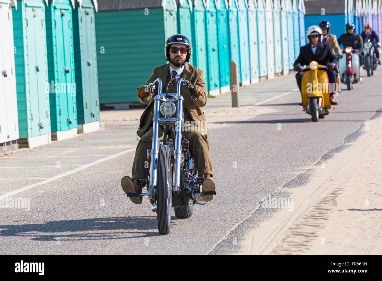 Bournemouth, Dorset UK. 30. September 2018. Bournemouth und Poole verehrte Herren der Ride ist eine jährliche Veranstaltung Geld und Bewußtsein für die Gesundheit von Männern zu erhöhen. Als Teil ihrer Fahrt, rund 500 Oldtimer Motorräder Fahrt entlang der Promenade an der Bournemouth Bournemouth Pier mit ihrer Reiter zu erfassen, angemessen gekleidet, im Retro-Stil Verhänger, schnurrbärte und tweeds. Credit: Carolyn Jenkins/Alamy leben Nachrichten Stockfoto