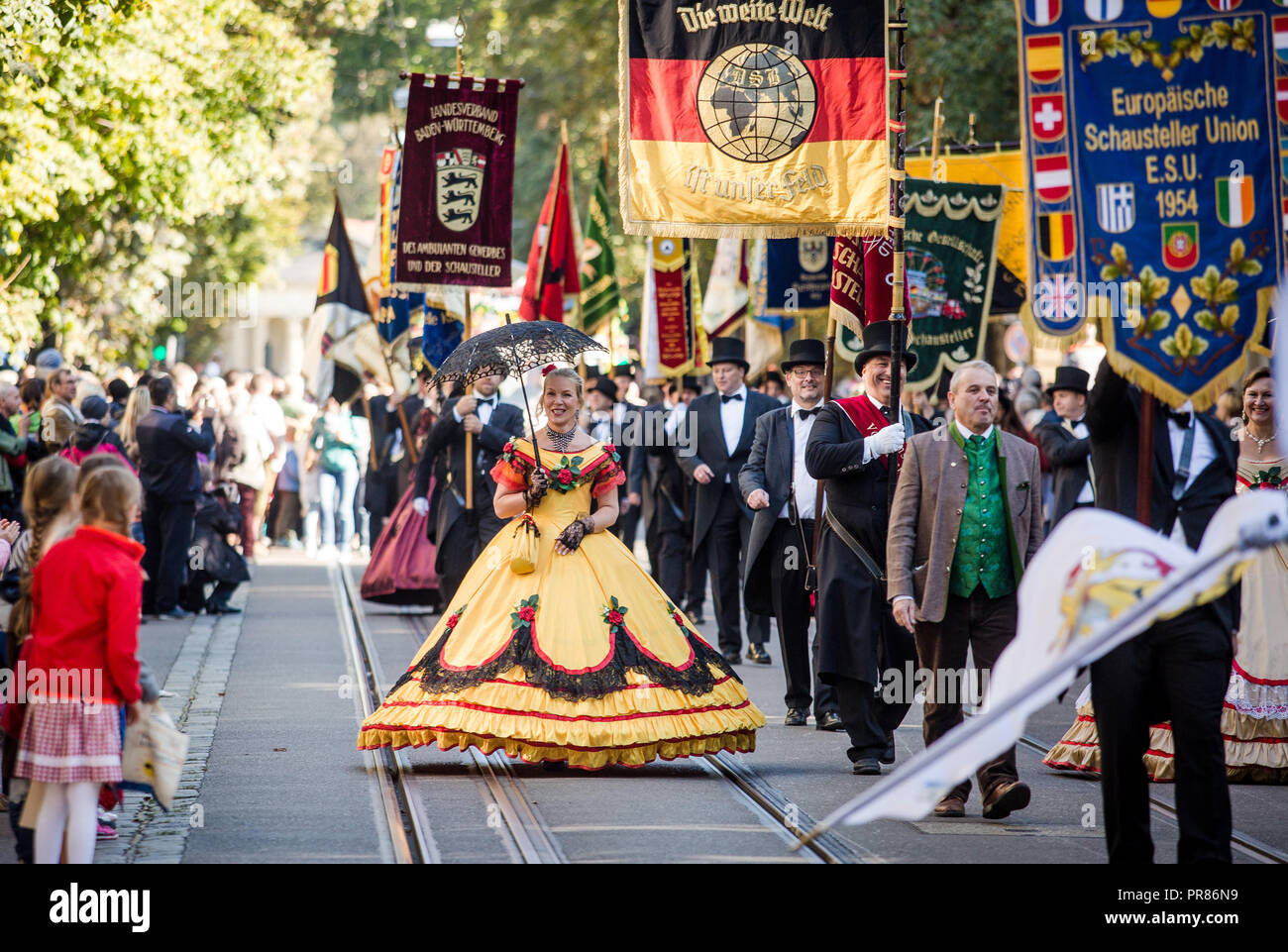 Stuttgart, Deutschland. 30. September 2018. In traditionellen Kostümen und mit Fahnen, Teilnehmer der 200. Jahrestag Prozession der Cannstatter Volksfest auf dem Cannstatter Wasen. Quelle: dpa Picture alliance/Alamy leben Nachrichten Stockfoto
