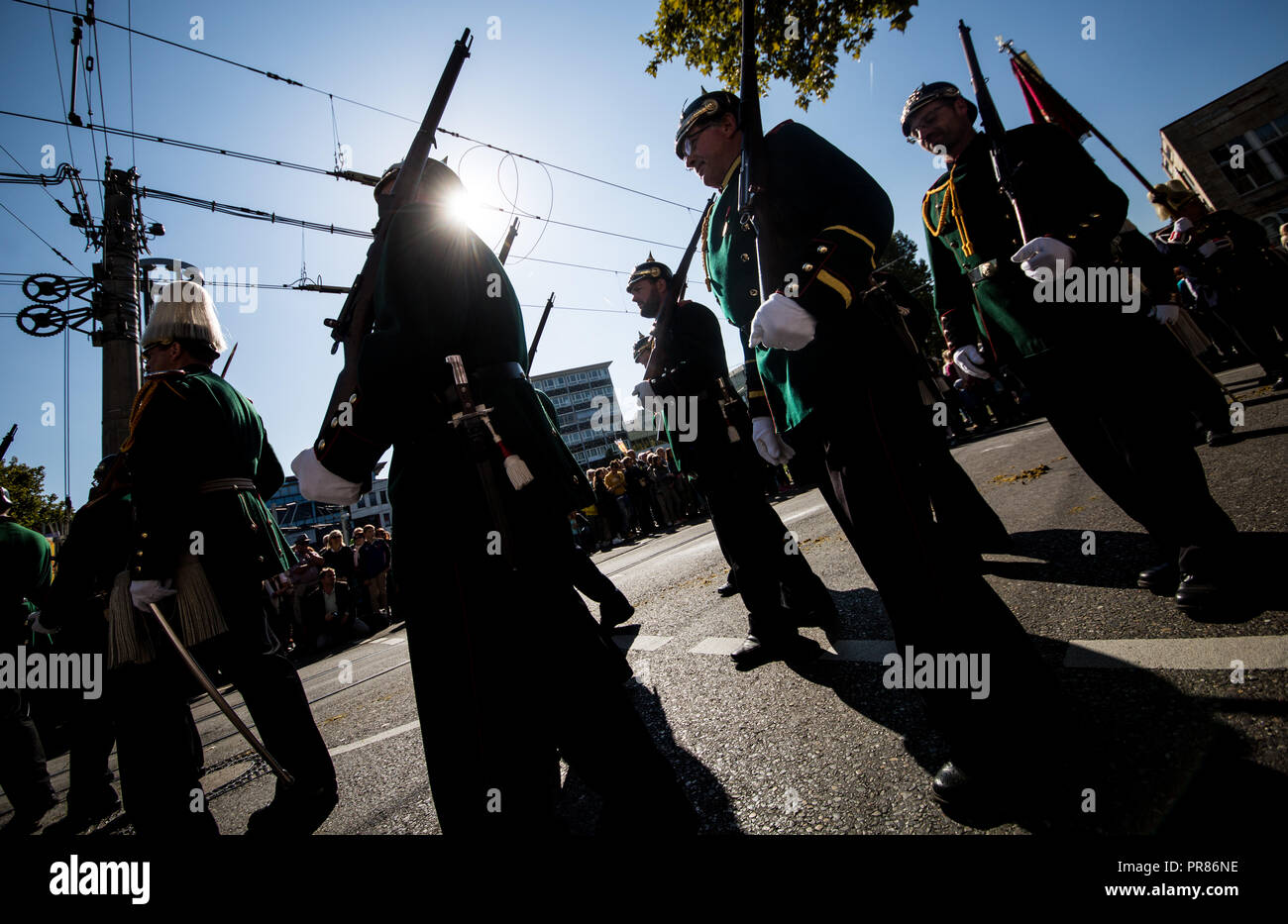 Stuttgart, Deutschland. 30. September 2018. In traditionellen Kostümen und Gewehre, Teilnehmer der 200. Jahrestag Prozession der Cannstatter Volksfest laufen in Richtung Cannstatter Wasen. Quelle: dpa Picture alliance/Alamy leben Nachrichten Stockfoto
