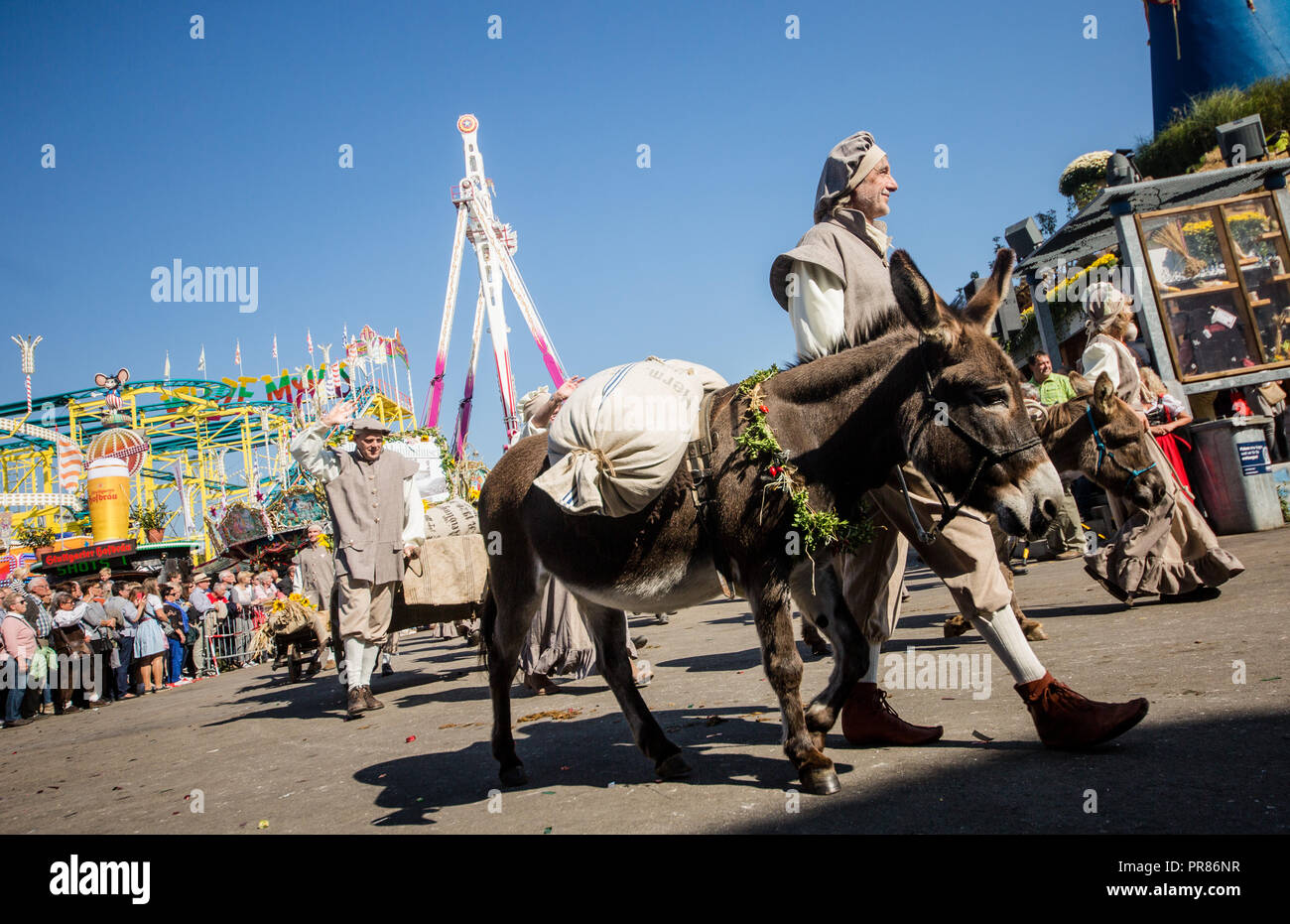 Stuttgart, Deutschland. 30. September 2018. In historischen Kostümen, Teilnehmer der 200. Jahrestag Prozession der Cannstatter Volksfest auf dem Cannstatter Wasen. Quelle: dpa Picture alliance/Alamy leben Nachrichten Stockfoto