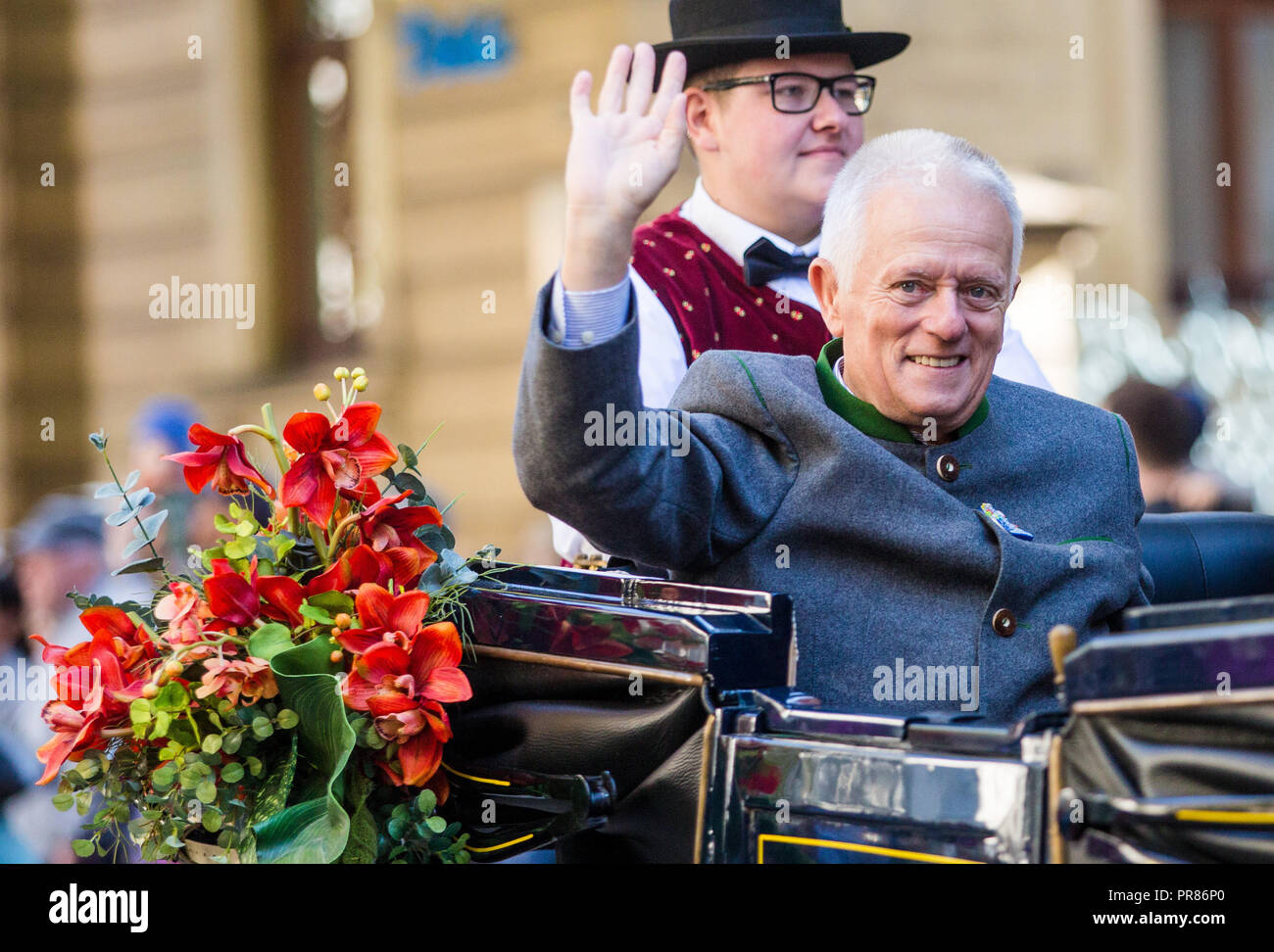 Stuttgart, Deutschland. 30. September 2018. Stuttgarts Oberbürgermeister Fritz Kuhn (Bündnis 90/Die Grünen) ist das Fahren mit der Kutsche in Richtung Cannstatter Wasen am 200. Jahrestag Parade der Cannstatter Volksfest. Quelle: dpa Picture alliance/Alamy leben Nachrichten Stockfoto