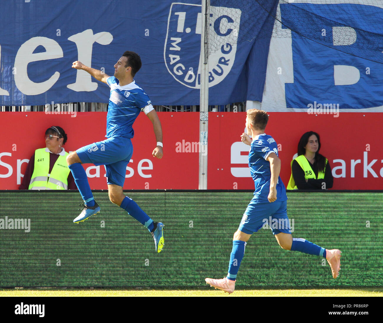 30. September 2018, Baden-Wuerttemberg, Sanhausen: Fussball: 2. Bundesliga, SV Sandhausen - 1.FC Magdeburg, 8. Spieltag in der BWT-Stadion am Hardtwald: Christian Beck aus Magdeburg cheers sein Ziel auf 1:0. Foto: Michael Deines/dpa - WICHTIGER HINWEIS: Gemäß den Vorgaben der DFL Deutsche Fußball Liga bzw. des DFB Deutscher Fußball-Bund ist es untersagt, in dem Stadion und / oder vom Spiel angefertigte Fotoaufnahmen in Form von Sequenzbildern und/oder Videoähnlichen Fotostrecken zu verwerten bzw. verwerten zu lassen. Stockfoto