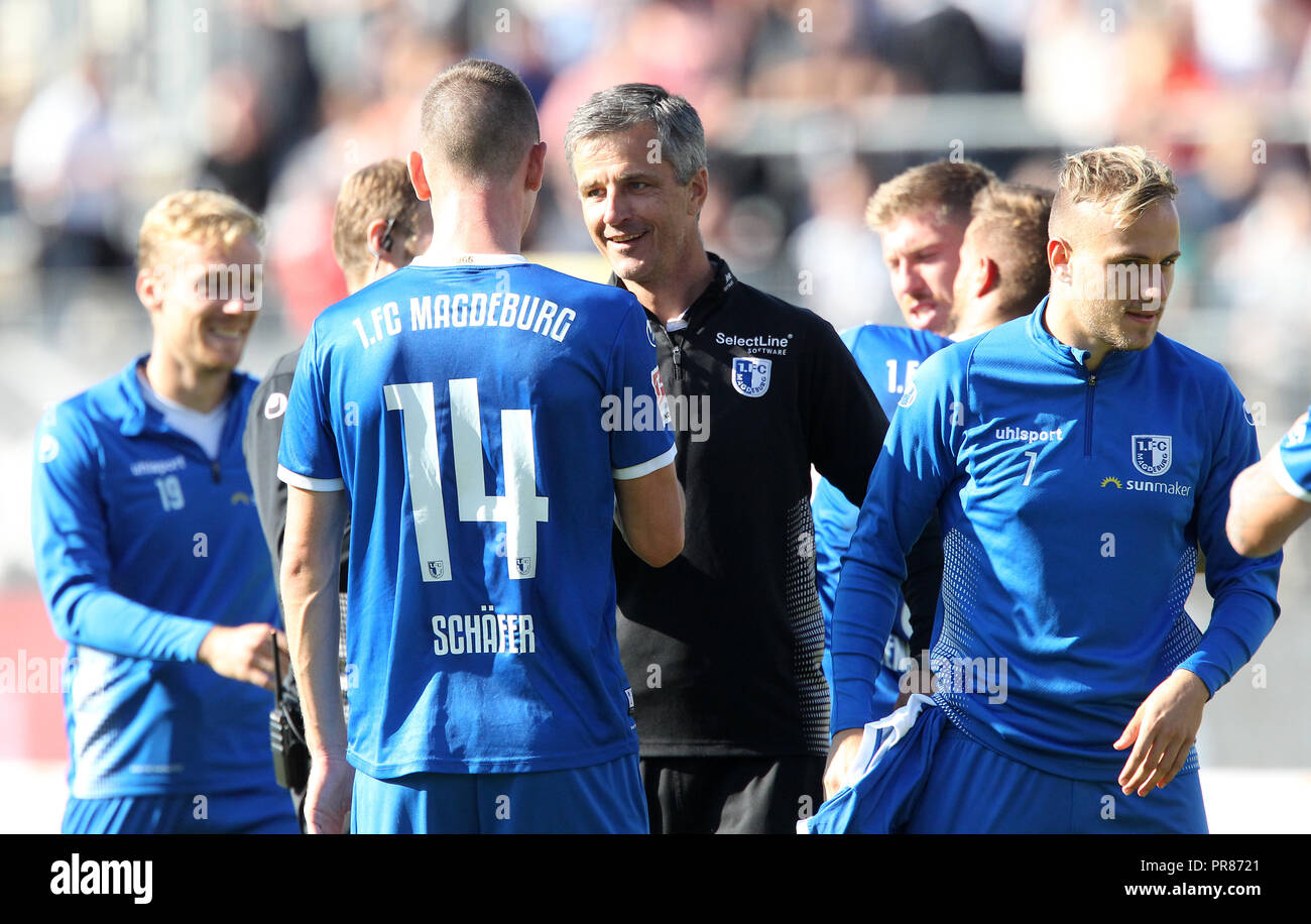 30. September 2018, Baden-Wuerttemberg, Sandhausen: Fussball: 2. Bundesliga, SV Sandhausen - 1.FC Magdeburg, 8. Spieltag in der BWT-Stadion am Hardtwald: Magdeburg Trainer Jens Härtel (M) Dank seiner Spieler nach dem Spiel. Foto: Michael Deines/dpa - WICHTIGER HINWEIS: Gemäß den Vorgaben der DFL Deutsche Fußball Liga bzw. des DFB Deutscher Fußball-Bund ist es untersagt, in dem Stadion und / oder vom Spiel angefertigte Fotoaufnahmen in Form von Sequenzbildern und/oder Videoähnlichen Fotostrecken zu verwerten bzw. verwerten zu lassen. Stockfoto