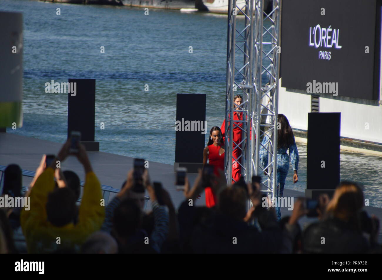 30. September 2018. Fashion Week 2018. Catwalk auf dem Wasser des Flusses Seine für das Verunreinigen von LOREAL. 30. September 2018. Paris, Quai d Orsay, Pont de Solferino, Seine. 14 Uhr. ALPHACIT NEWIM/Alamy leben Nachrichten Stockfoto