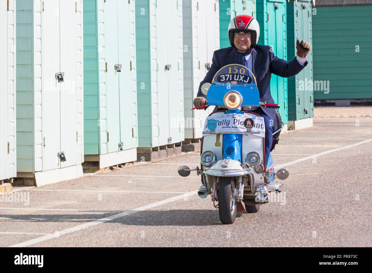 Bournemouth, Dorset UK. 30. September 2018. Bournemouth und Poole verehrte Herren der Ride ist eine jährliche Veranstaltung Geld und Bewußtsein für die Gesundheit von Männern zu erhöhen. Als Teil ihrer Fahrt, rund 500 Oldtimer Motorräder Fahrt entlang der Promenade an der Bournemouth Bournemouth Pier mit ihrer Reiter zu erfassen, angemessen gekleidet, im Retro-Stil Verhänger, schnurrbärte und tweeds. Credit: Carolyn Jenkins/Alamy leben Nachrichten Stockfoto