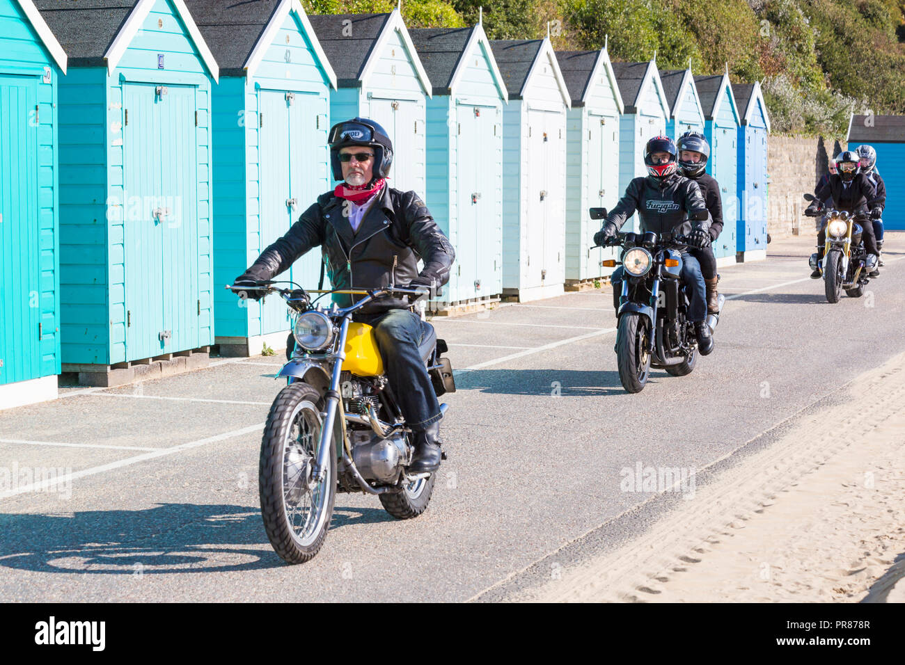 Bournemouth, Dorset UK. 30. September 2018. Bournemouth und Poole verehrte Herren der Ride ist eine jährliche Veranstaltung Geld und Bewußtsein für die Gesundheit von Männern zu erhöhen. Als Teil ihrer Fahrt, rund 500 Oldtimer Motorräder Fahrt entlang der Promenade an der Bournemouth Bournemouth Pier mit ihrer Reiter zu erfassen, angemessen gekleidet, im Retro-Stil Verhänger, schnurrbärte und tweeds. Credit: Carolyn Jenkins/Alamy leben Nachrichten Stockfoto