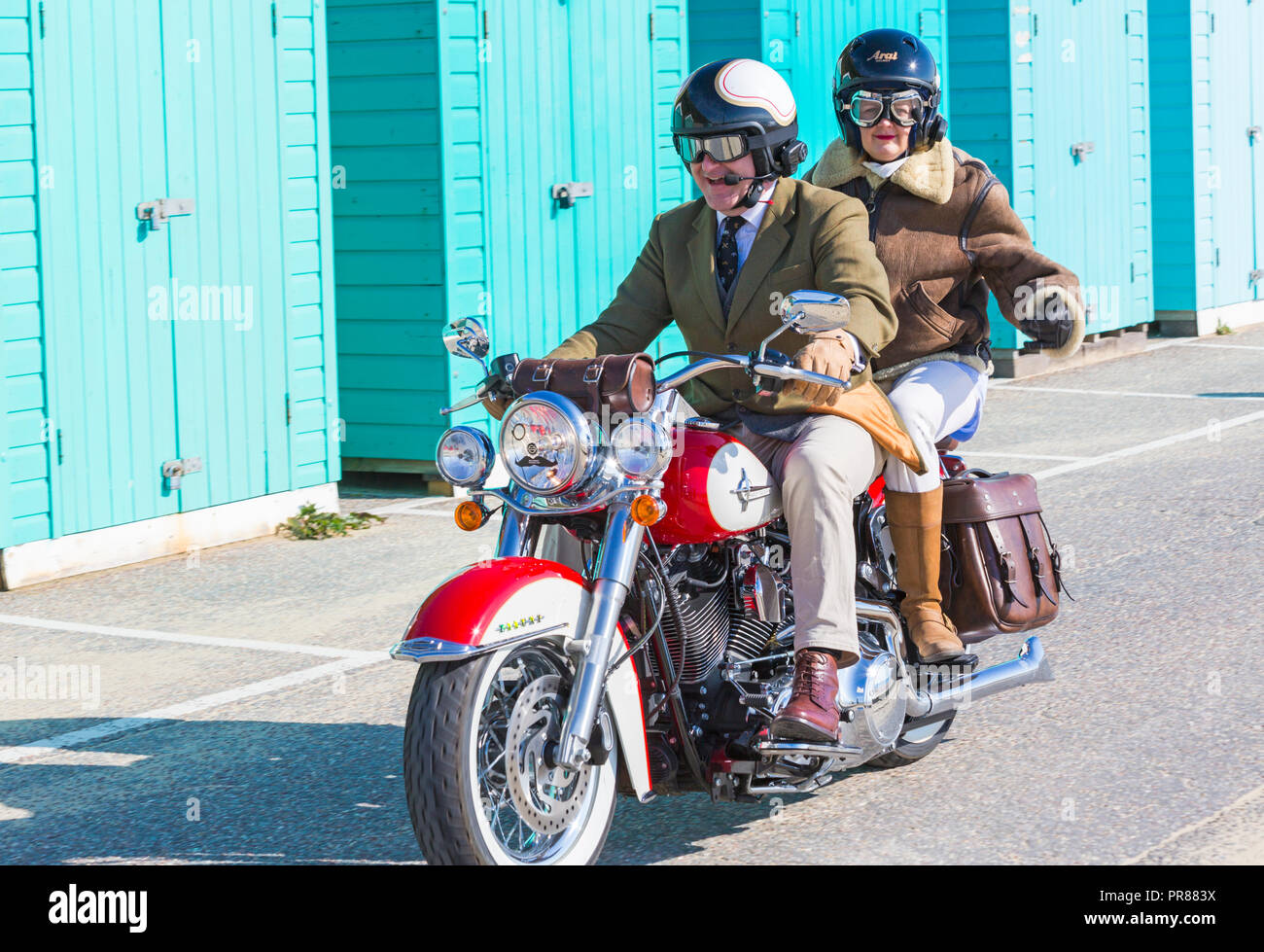 Bournemouth, Dorset UK. 30. September 2018. Bournemouth und Poole verehrte Herren der Ride ist eine jährliche Veranstaltung Geld und Bewußtsein für die Gesundheit von Männern zu erhöhen. Als Teil ihrer Fahrt, rund 500 Oldtimer Motorräder Fahrt entlang der Promenade an der Bournemouth Bournemouth Pier mit ihrer Reiter zu erfassen, angemessen gekleidet, im Retro-Stil Verhänger, schnurrbärte und tweeds. Credit: Carolyn Jenkins/Alamy leben Nachrichten Stockfoto