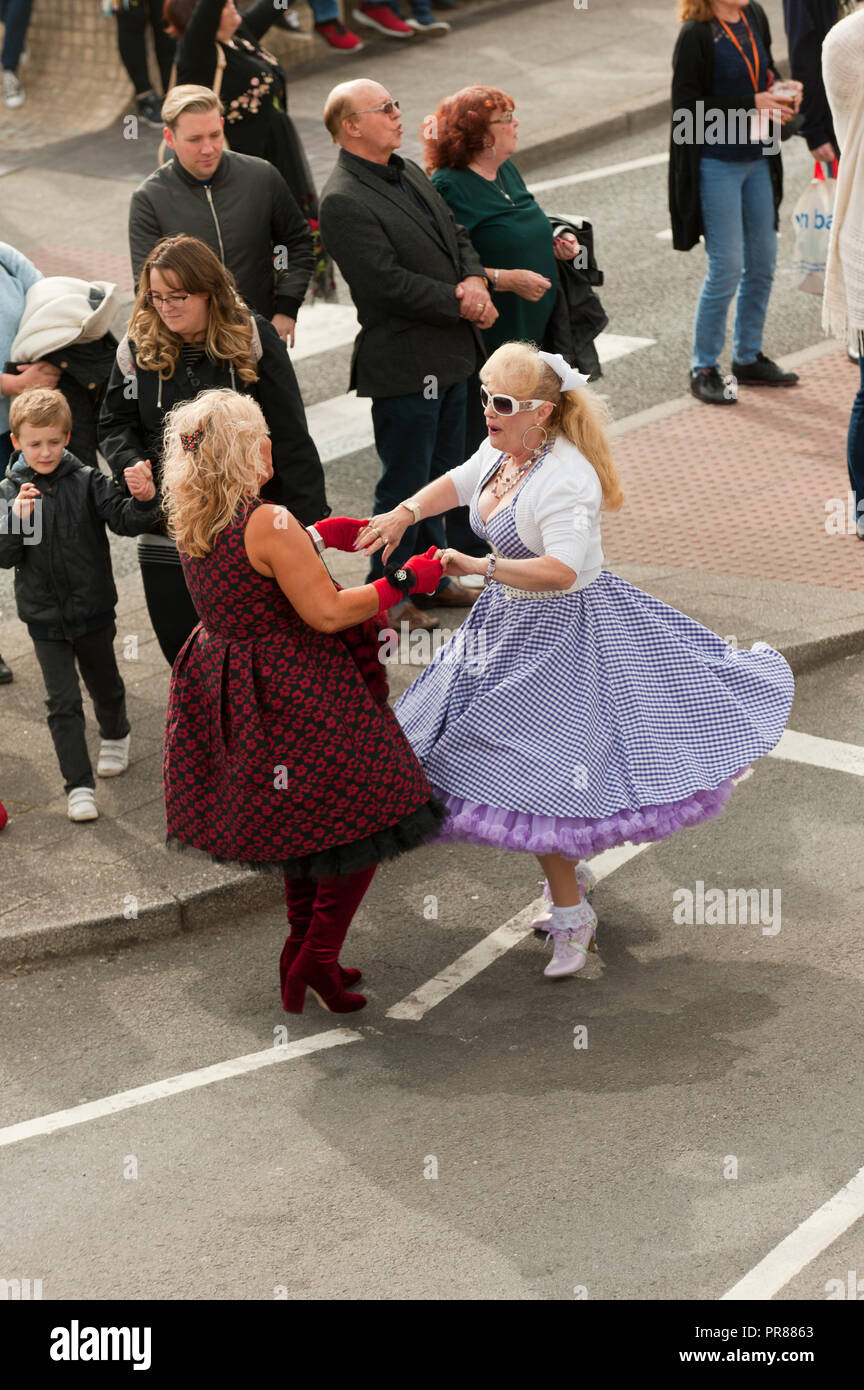Porthcawl, Großbritannien. 30. September 2018. Die Priscilla, Königin der Prom-Parade findet am letzten Tag des Elvis Festival. Zehntausende von Elvis Presley Fans steigen auf der kleinen walisischen Küstenstadt Porthcawl in South Wales für drei Tag große Feier der König und Elvis Tribut Künstler auf das grösste Festival seiner Art in der Welt zu hören. Credit: Graham M. Lawrence/Alamy leben Nachrichten Stockfoto