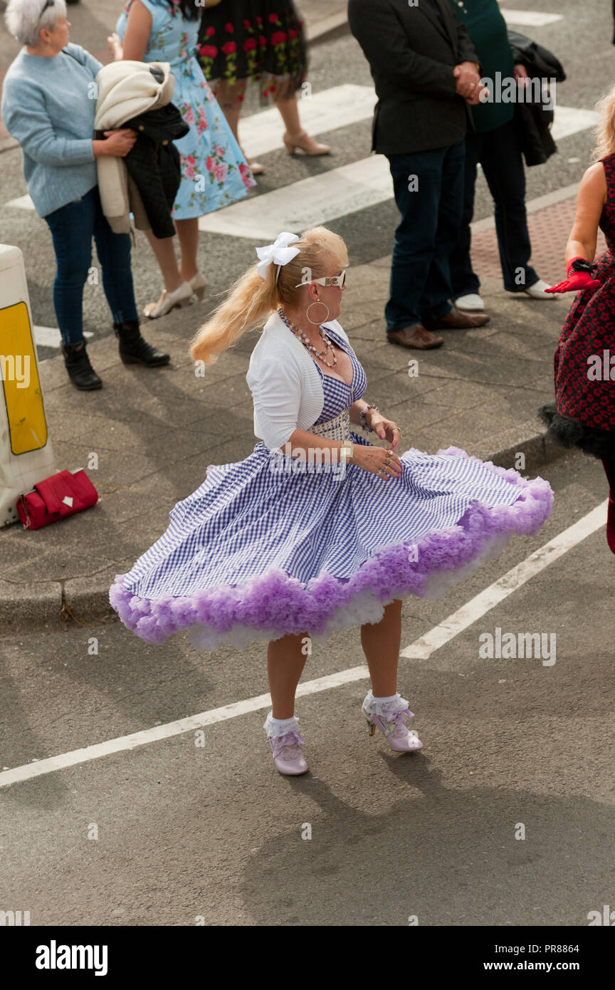 Porthcawl, Großbritannien. 30. September 2018. Die Priscilla, Königin der Prom-Parade findet am letzten Tag des Elvis Festival. Zehntausende von Elvis Presley Fans steigen auf der kleinen walisischen Küstenstadt Porthcawl in South Wales für drei Tag große Feier der König und Elvis Tribut Künstler auf das grösste Festival seiner Art in der Welt zu hören. Credit: Graham M. Lawrence/Alamy leben Nachrichten Stockfoto
