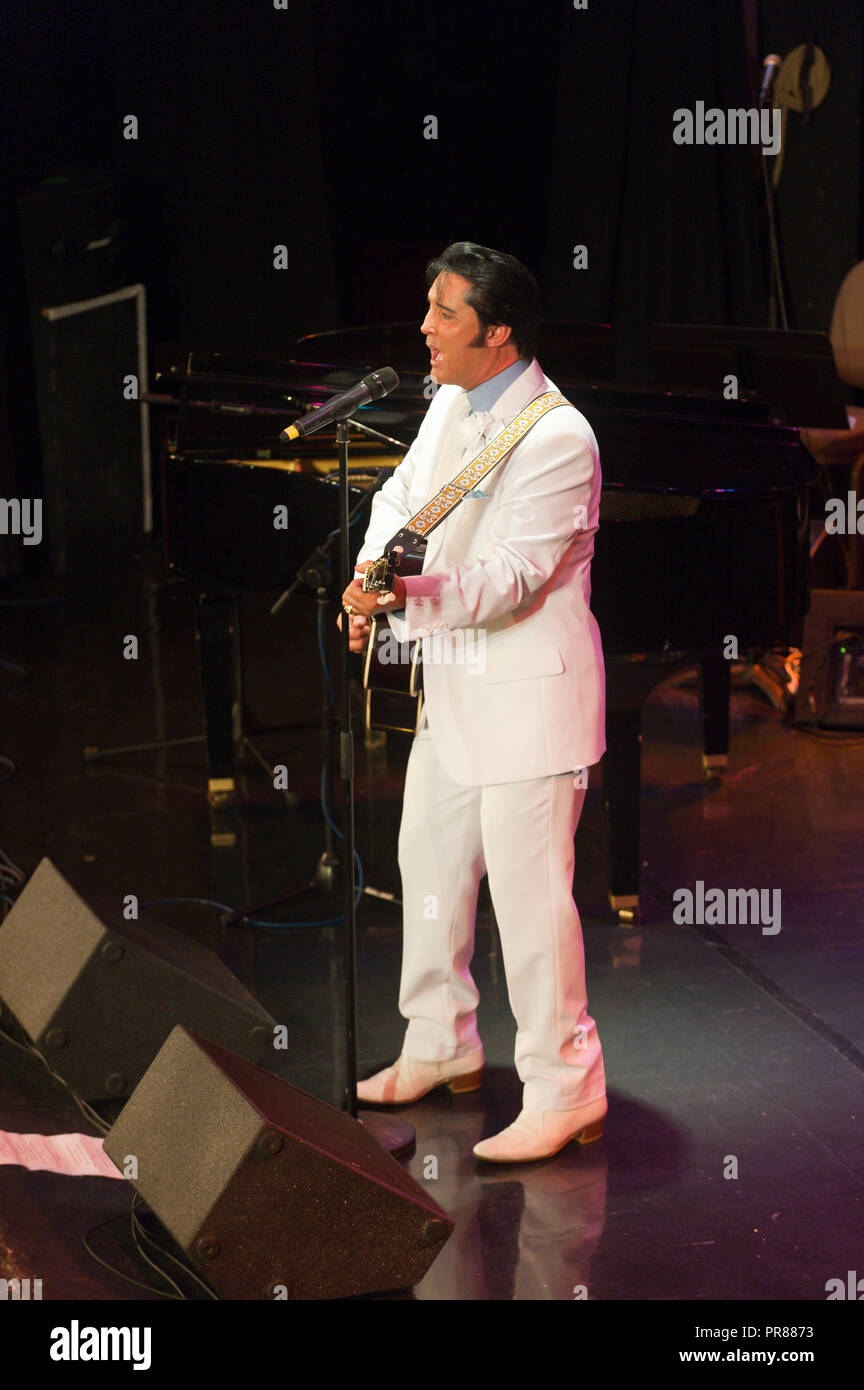Porthcawl, Großbritannien. 30. September 2018. Am letzten Tag des Elvis Festival, das Evangelium sieht ein volles Haus am Pavillion. Zehntausende von Elvis Presley Fans steigen auf der kleinen walisischen Küstenstadt Porthcawl in South Wales für drei Tag große Feier der König und Elvis Tribut Künstler auf das grösste Festival seiner Art in der Welt zu hören. Credit: Graham M. Lawrence/Alamy leben Nachrichten Stockfoto