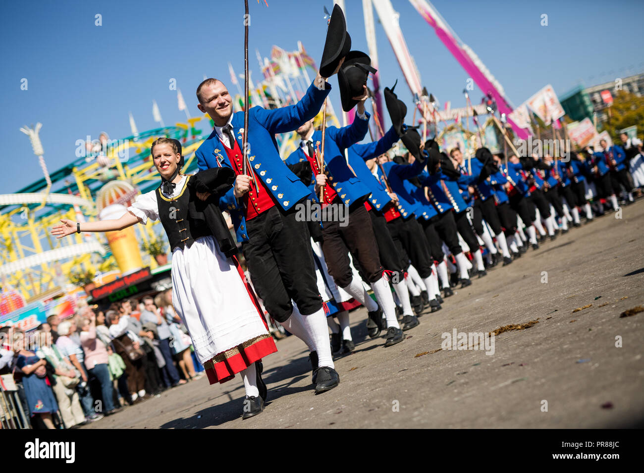 30. September 2018, Baden-Wuerttemberg, Stuttgart: In historischen Kostümen, Teilnehmer der 200. Jahrestag Prozession der Cannstatter Volksfest auf dem Cannstatter Wasen. Foto: Christoph Schmidt/dpa Stockfoto