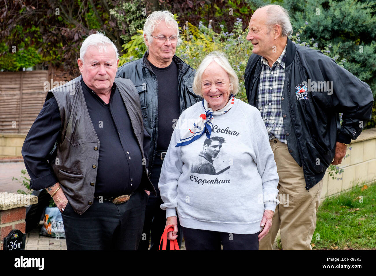 Chippenham, Großbritannien. 30. September 2018. Fans von Rock und Roll Legende Eddie Cochran abgebildet bei der Enthüllung eines neuen Denkmal an der Stelle der tödlichen Autounfall in Chippenham, dass die amerikanische Sängerin in 1960 getötet. Der Sänger bekannt für Lieder wie "C'mon Everybody' und 'Summertime Blues starb im Alter von 21 nach dem Auto, das er unterwegs war, stürzte in eine strassenlaterne auf Rowden Hill am 17. April 1960. Credit: Lynchpics/Alamy leben Nachrichten Stockfoto