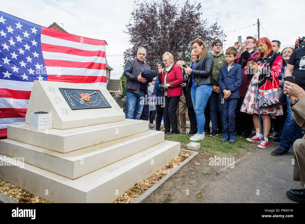 Chippenham, Großbritannien. 30. September 2018. Fans von Rock und Roll Legende Eddie Cochran abgebildet bei der Enthüllung eines neuen Denkmal an der Stelle der tödlichen Autounfall in Chippenham, dass die amerikanische Sängerin in 1960 getötet. Der Sänger bekannt für Lieder wie "C'mon Everybody' und 'Summertime Blues starb im Alter von 21 nach dem Auto, das er unterwegs war, stürzte in eine strassenlaterne auf Rowden Hill am 17. April 1960. Credit: Lynchpics/Alamy leben Nachrichten Stockfoto