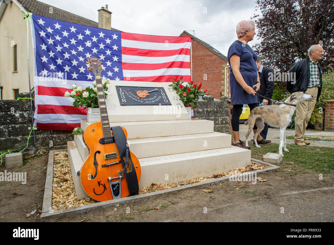Chippenham, Großbritannien. 30. September 2018. Fans von Rock und Roll Legende Eddie Cochran abgebildet bei der Enthüllung eines neuen Denkmal an der Stelle der tödlichen Autounfall in Chippenham, dass die amerikanische Sängerin in 1960 getötet. Der Sänger bekannt für Lieder wie "C'mon Everybody' und 'Summertime Blues starb im Alter von 21 nach dem Auto, das er unterwegs war, stürzte in eine strassenlaterne auf Rowden Hill am 17. April 1960. Credit: Lynchpics/Alamy leben Nachrichten Stockfoto