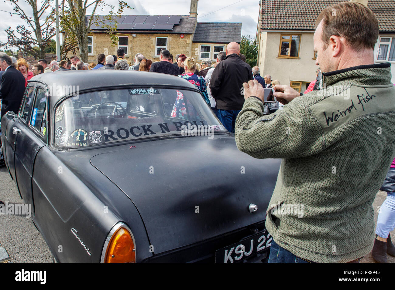 Chippenham, Großbritannien. 30. September 2018. Ein Fan von Rock und Roll Legende Eddie Cochran ist ein Foto von einem Oldtimer bei der Enthüllung eines neuen Denkmal an der Stelle der tödlichen Autounfall in Chippenham, dass die amerikanische Sängerin in 1960 getötet. Der Sänger bekannt für Lieder wie "C'mon Everybody' und 'Summertime Blues starb im Alter von 21 nach dem Auto, das er unterwegs war, stürzte in eine strassenlaterne auf Rowden Hill am 17. April 1960. Credit: Lynchpics/Alamy leben Nachrichten Stockfoto
