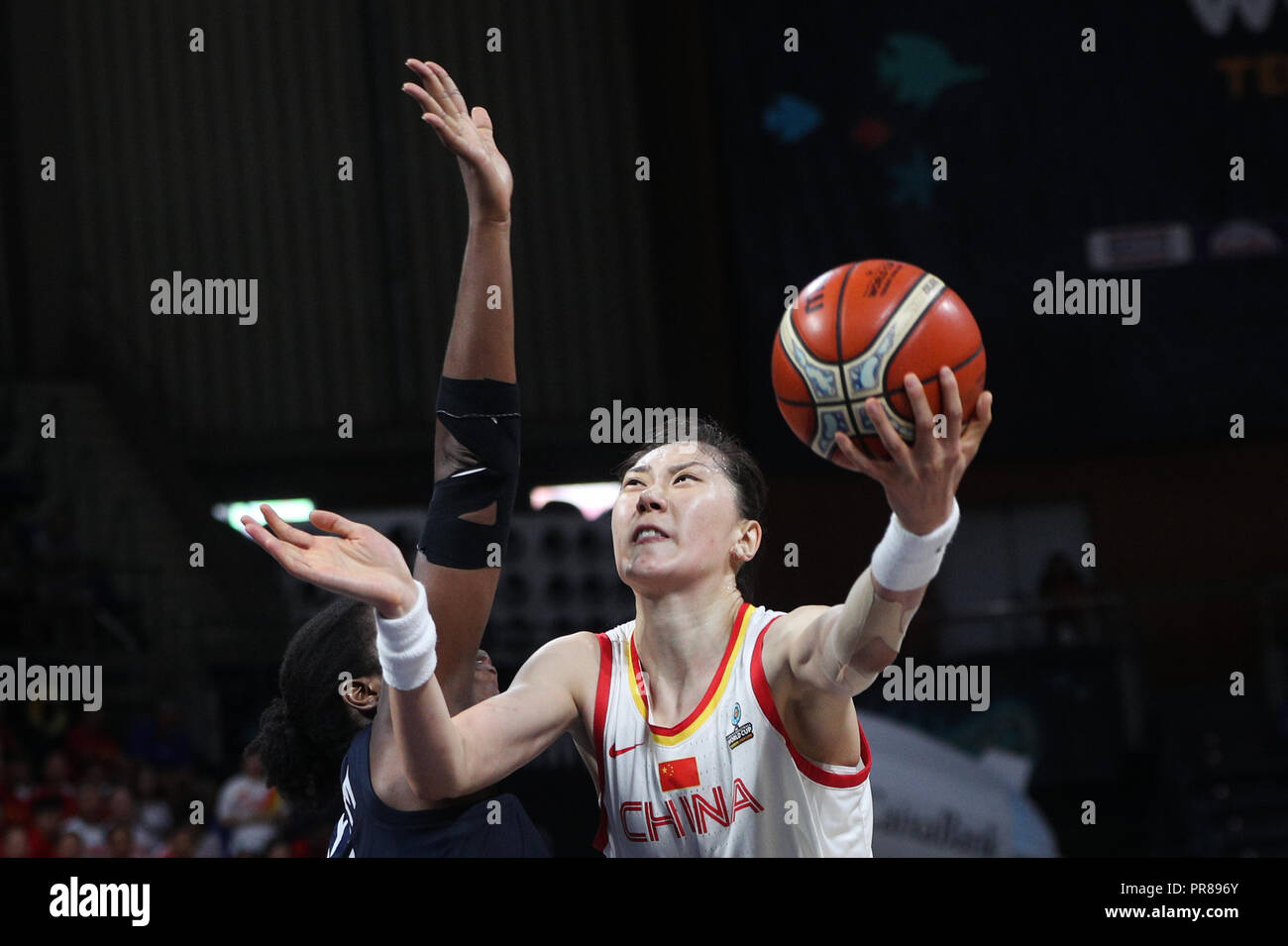 Teneriffa, Spanien. 30 Sep, 2018. Sun Mengran China geht in den Korb, während die Klasse 5-6 Match zwischen China und Frankreich an der FIBA Frauen 2018 Basketball WM in Santiago Martin in San Cristobal de La Laguna in Teneriffa, Spanien, Sept. 30, 2018. Credit: Zheng Huansong/Xinhua/Alamy leben Nachrichten Stockfoto