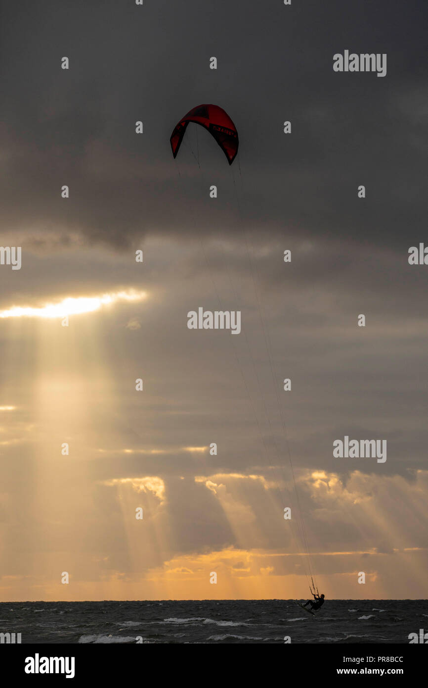 Gower Halbinsel, Swansea, Großbritannien. 30. September 2018. Beam Me Up: Sonnenstrahlen brechen durch die Verdickung Cloud als nordwestlichen Breeze bietet ideale Bedingungen für Kite Surfen am Broughton Bucht auf der Halbinsel Gower, Swansea, Wales, Kredit: Gareth Llewelyn/Alamy Leben Nachrichten. Stockfoto