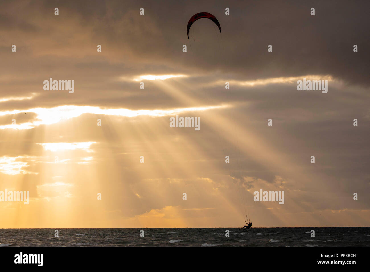Gower Halbinsel, Swansea, Großbritannien. 30. September 2018. Beam Me Up: Sonnenstrahlen brechen durch die Verdickung Cloud als nordwestlichen Breeze bietet ideale Bedingungen für Kite Surfen am Broughton Bucht auf der Halbinsel Gower, Swansea, Wales, Kredit: Gareth Llewelyn/Alamy Leben Nachrichten. Stockfoto