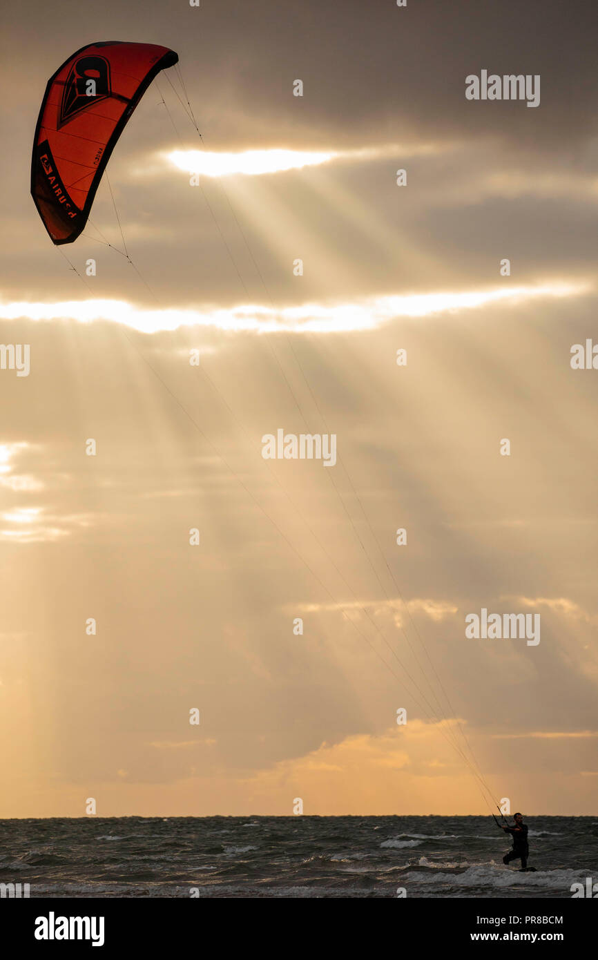 Gower Halbinsel, Swansea, Großbritannien. 30. September 2018. Beam Me Up: Sonnenstrahlen brechen durch die Verdickung Cloud als nordwestlichen Breeze bietet ideale Bedingungen für Kite Surfen am Broughton Bucht auf der Halbinsel Gower, Swansea, Wales, Kredit: Gareth Llewelyn/Alamy Leben Nachrichten. Stockfoto