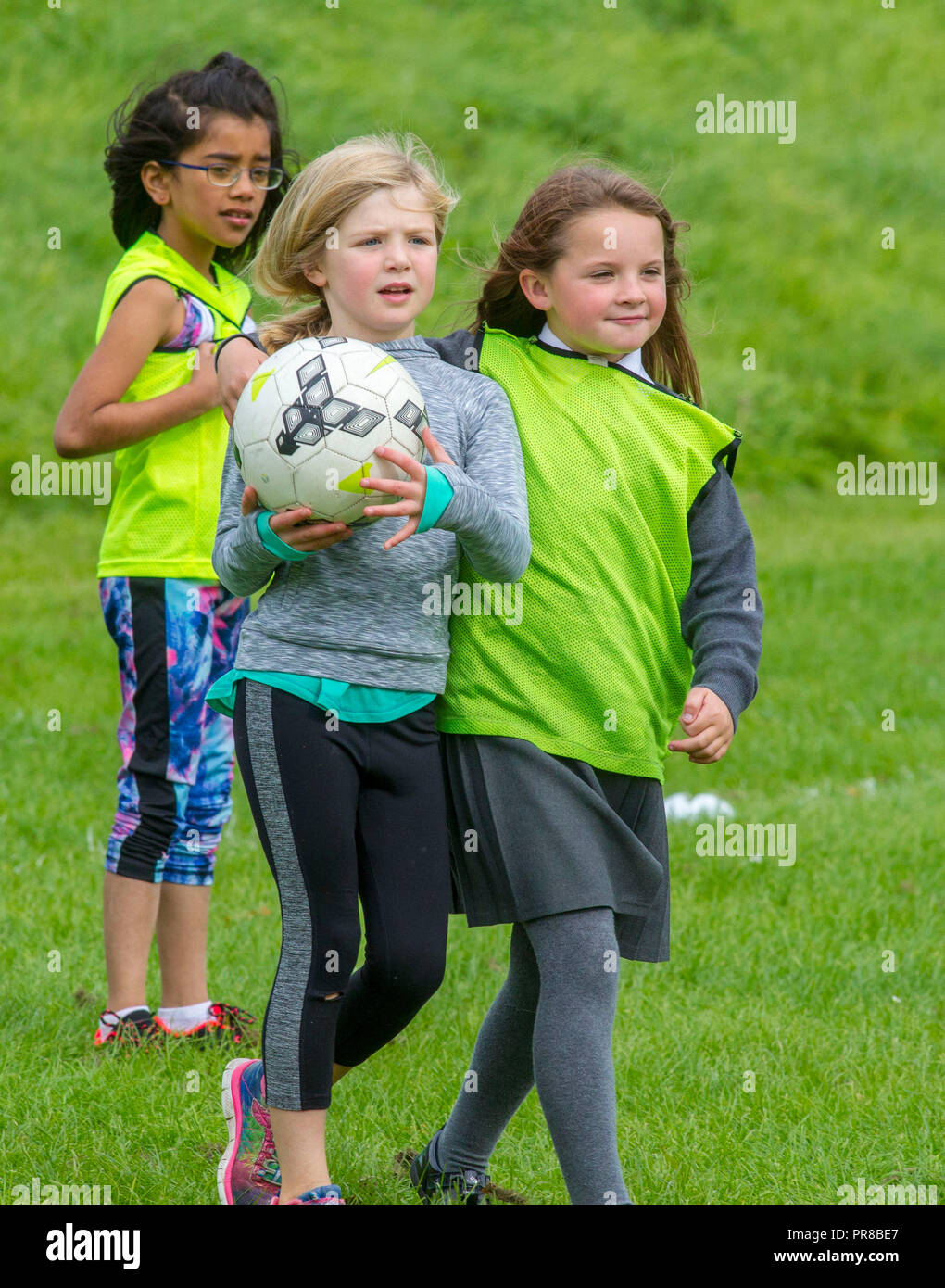Kinder spielen mit Fußball Stockfoto
