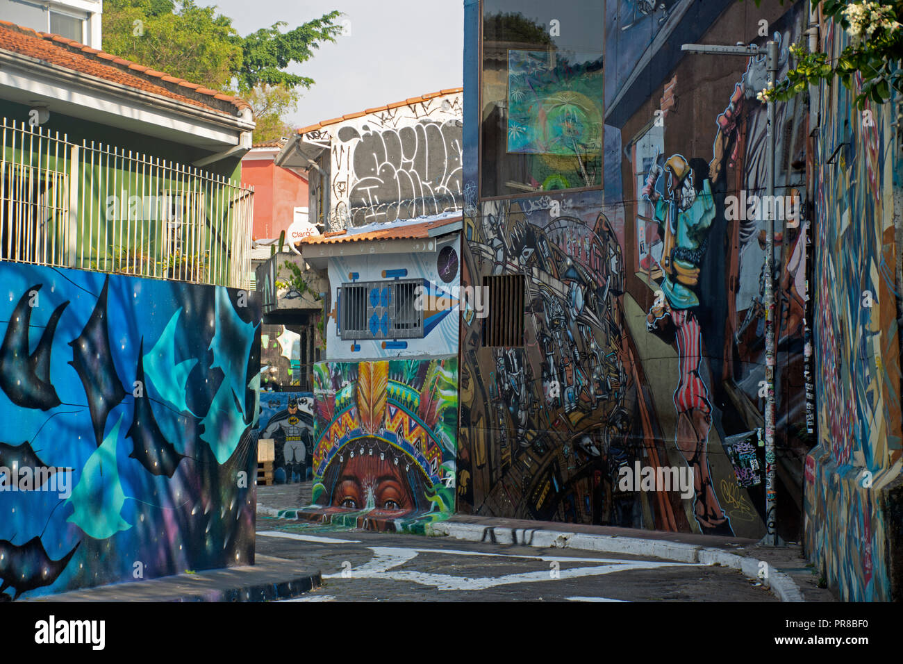 Street Art in einer Gasse an Beco do Batman, berühmte Vila Madalena artsy Bezirk, Sao Paulo, Brasilien Stockfoto