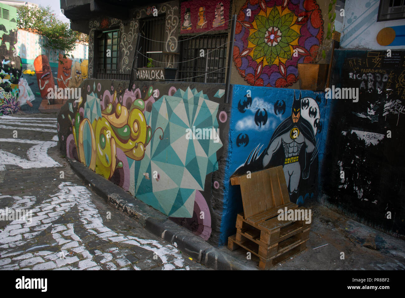 Street Art in einer Gasse an Beco do Batman, berühmte Vila Madalena artsy Bezirk, Sao Paulo, Brasilien Stockfoto