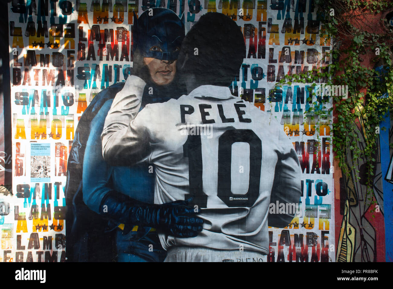 Street Art "Pele Beijoqueiro" von der Künstlerin Bueno Caos in einer Gasse an Beco do Batman, berühmte Vila Madalena artsy Bezirk, Sao Paulo, Brasilien Stockfoto