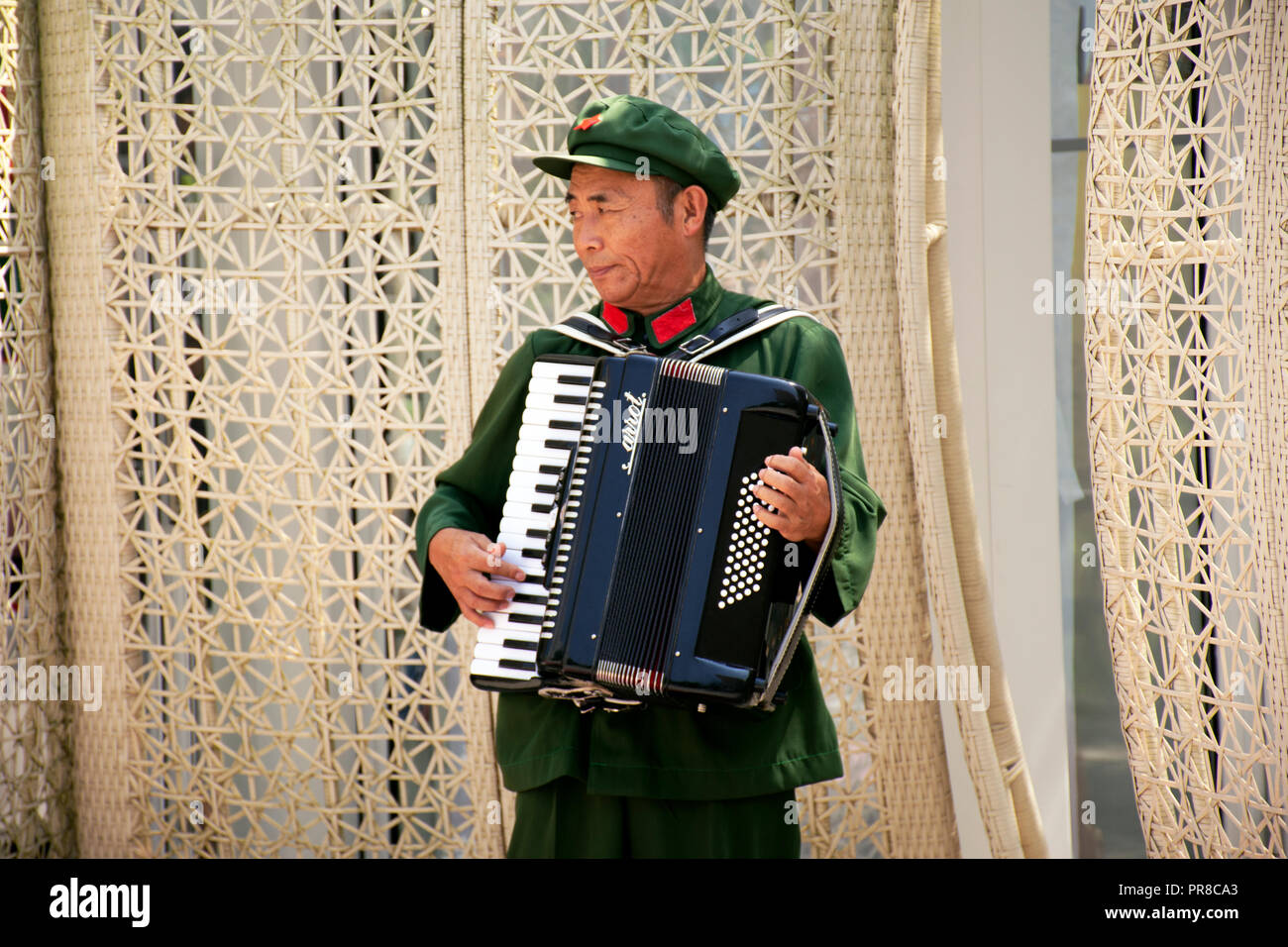 Street Performer gekleidet wie ein Soldat der Volksarmee, Film Stadt Haikou, Hainan Insel, China Stockfoto