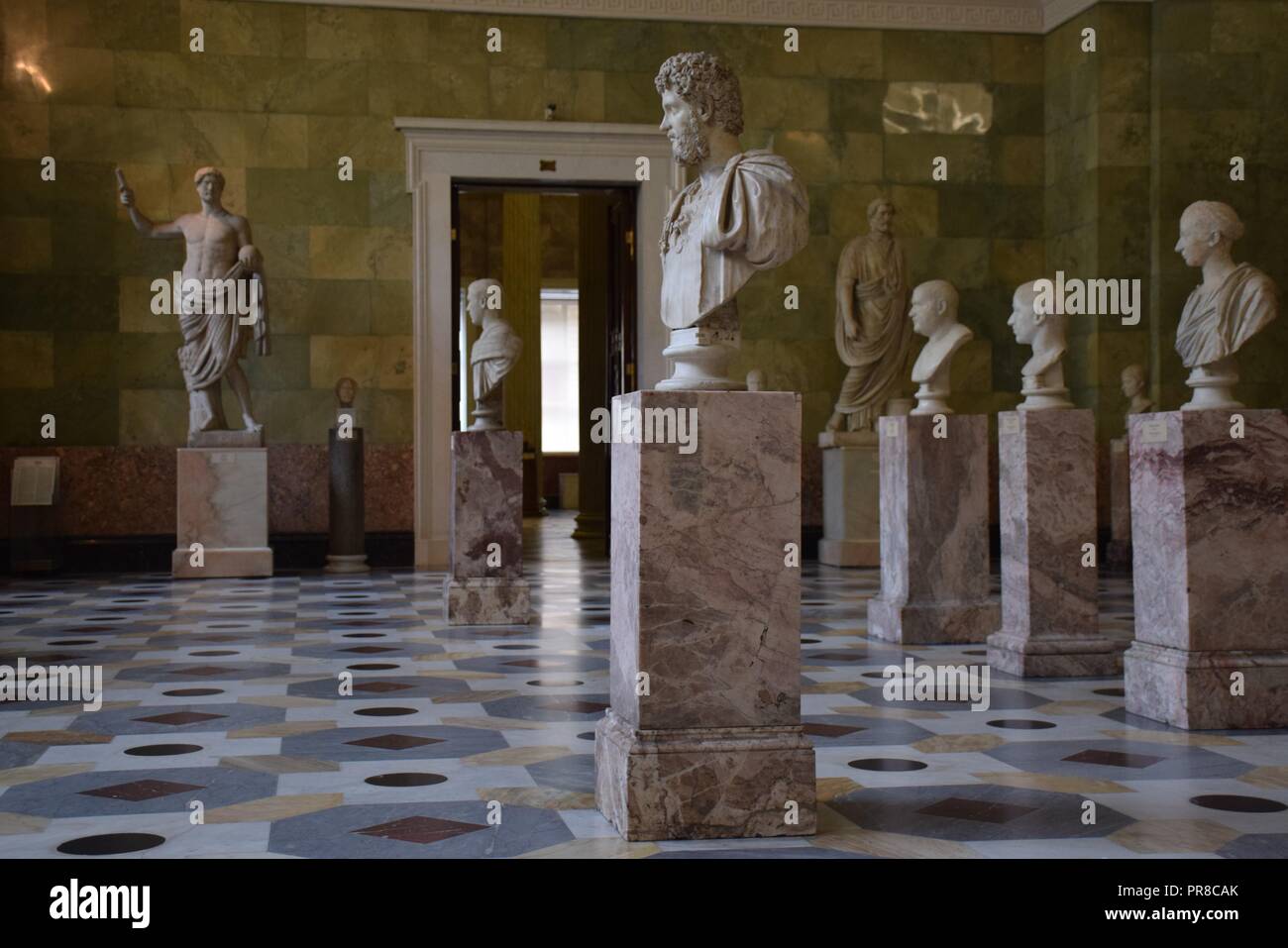 Marmor Skulpturen in der Eremitage, das zweitgrößte Museum der Welt in St. Petersburg, Russland Stockfoto