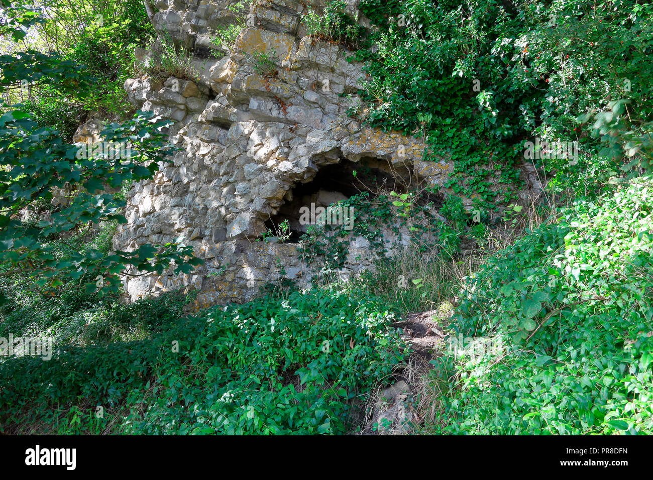 In der Mitte der schlammigen und gefährliche Spur souther Strände von Dunraven Hügel mit dem überhängenden Felsen, der von einer Mauer unterstützt. Stockfoto