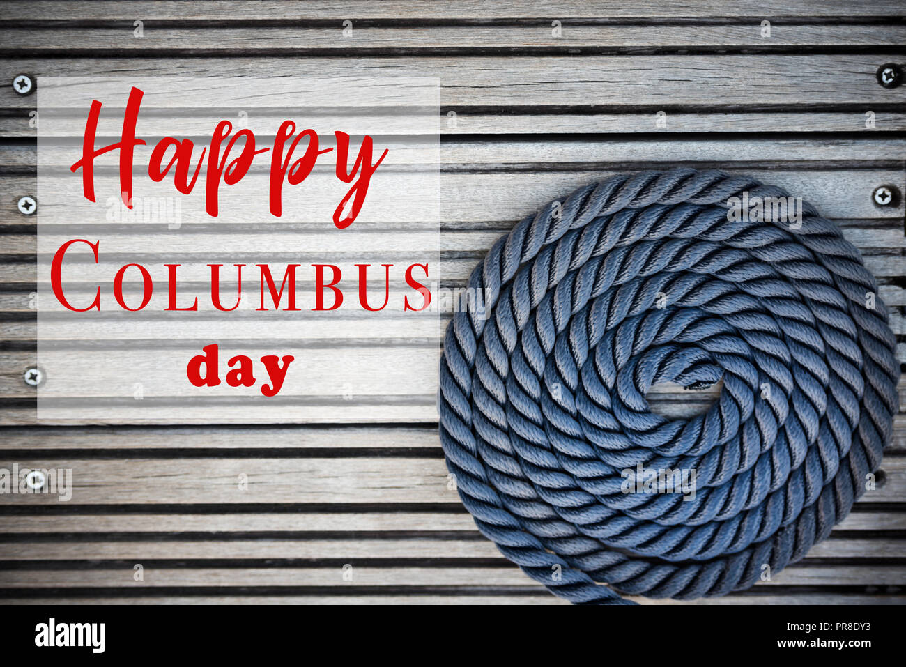 Eine gewellte Festmacher Seil auf einer hölzernen Pier. Happy Columbus Day Stockfoto