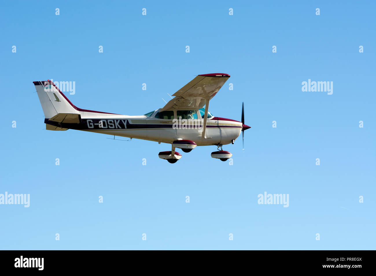 Cessna 172 M Skyhawk Landung am Flugplatz Wellesbourne, UK (G-OSKY) Stockfoto