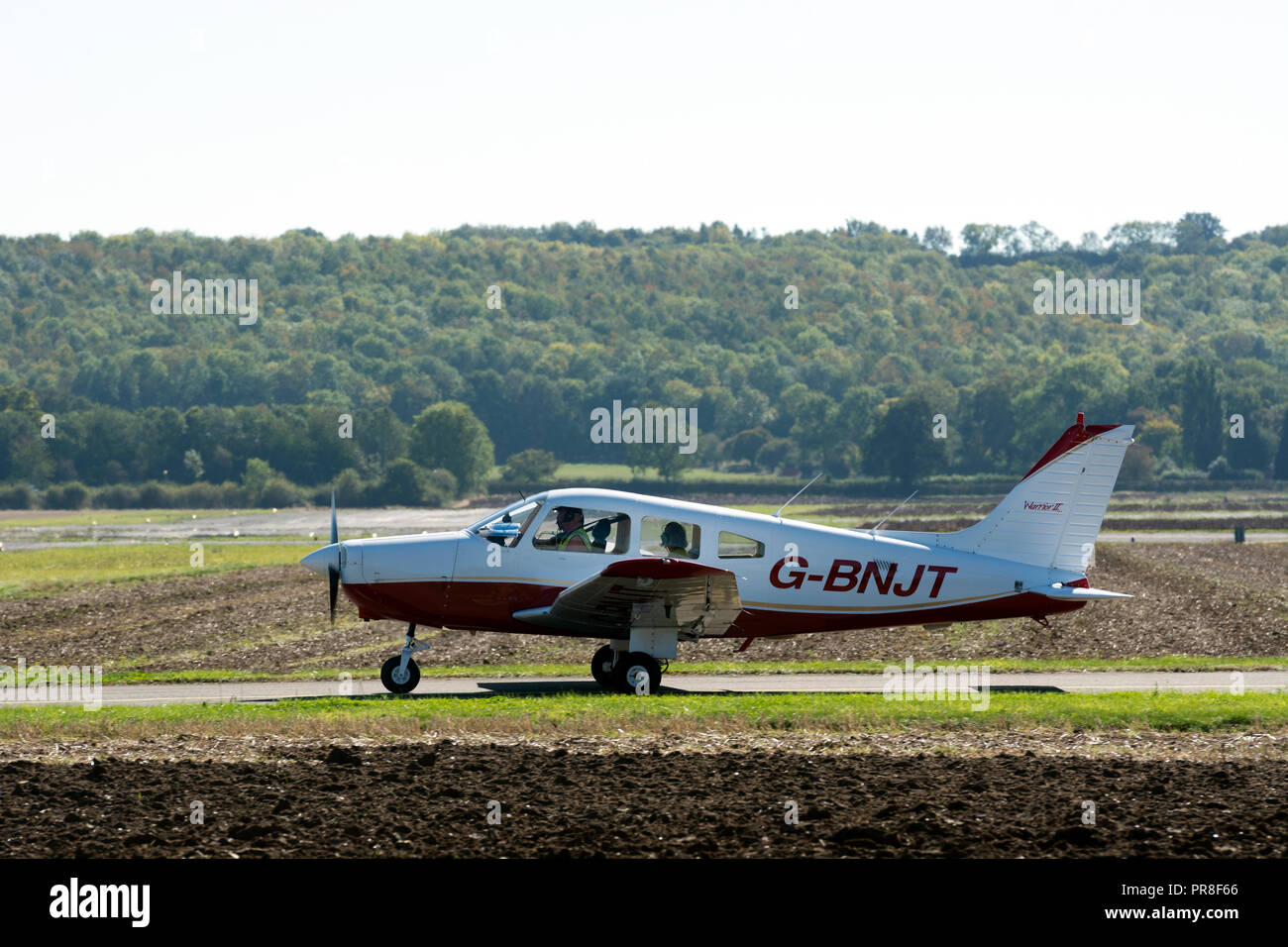 Piper PA -28-161 Krieger II am Flugplatz Wellesbourne, UK (G-BNJT) Stockfoto