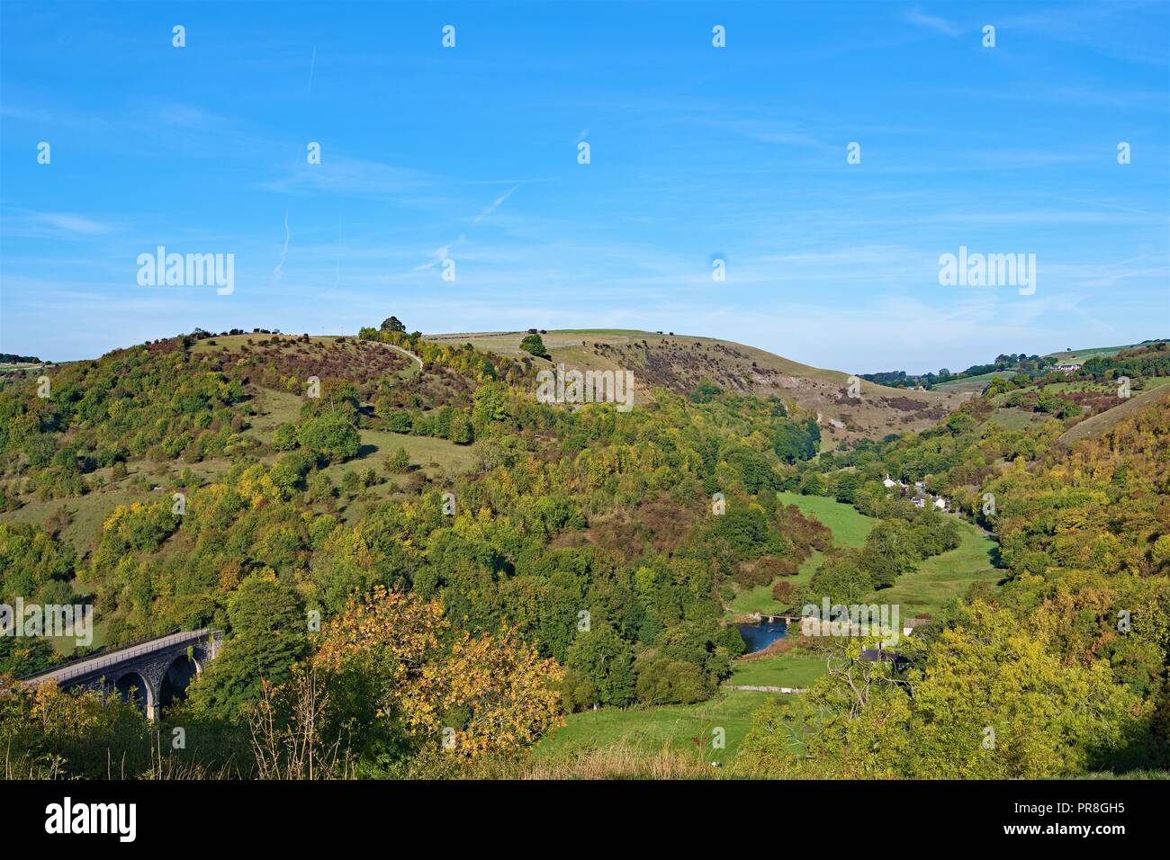 Zu den wehmütigen herbstlichen Melancholie hervorgerufen durch die berühmtesten Aussichtspunkt in Derbyshire, Monsal Kopf erfassen. Stockfoto