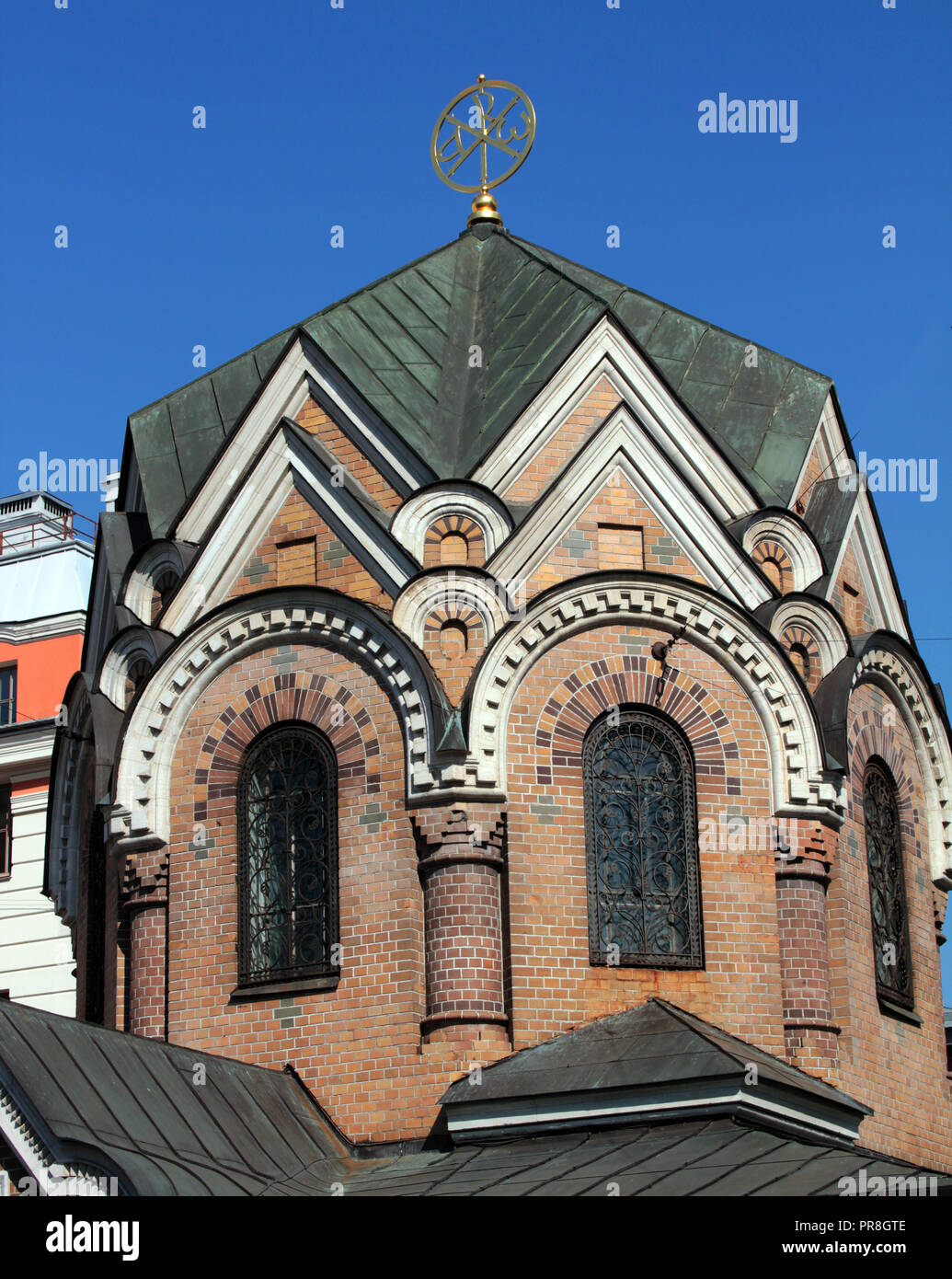 Wunderbare Architektur, komplizierte Designs, bunten Fassaden und kunstvollen Steinmetzarbeiten an den Gebäuden in St. Petersburg in Russland zu finden. Stockfoto