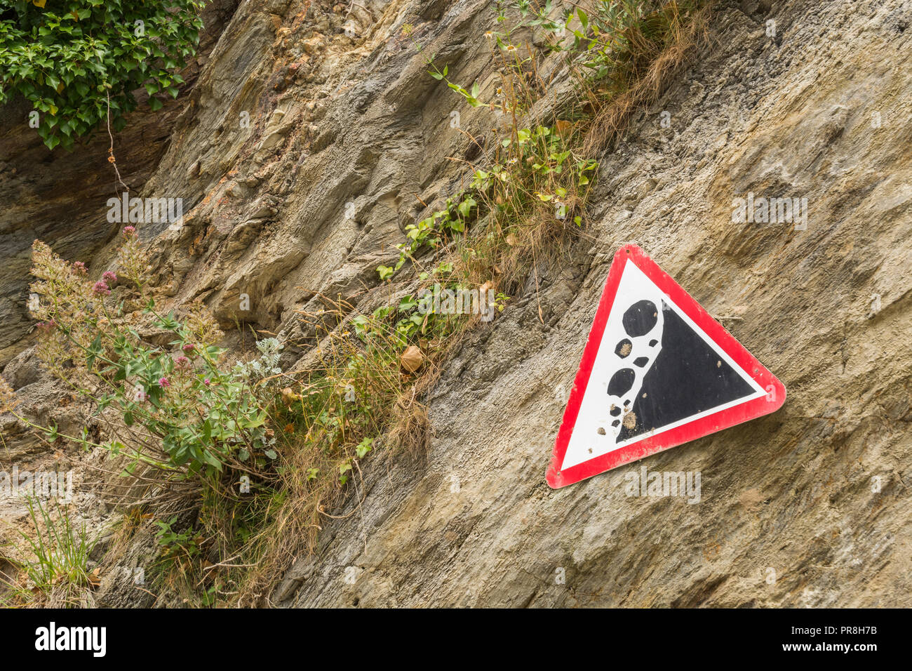 Küstenlandschaft um Newquay, Cornwall. Achten Sie auf das Warnschild „Falling Rocks“ an den Klippen von Newquay. Stockfoto